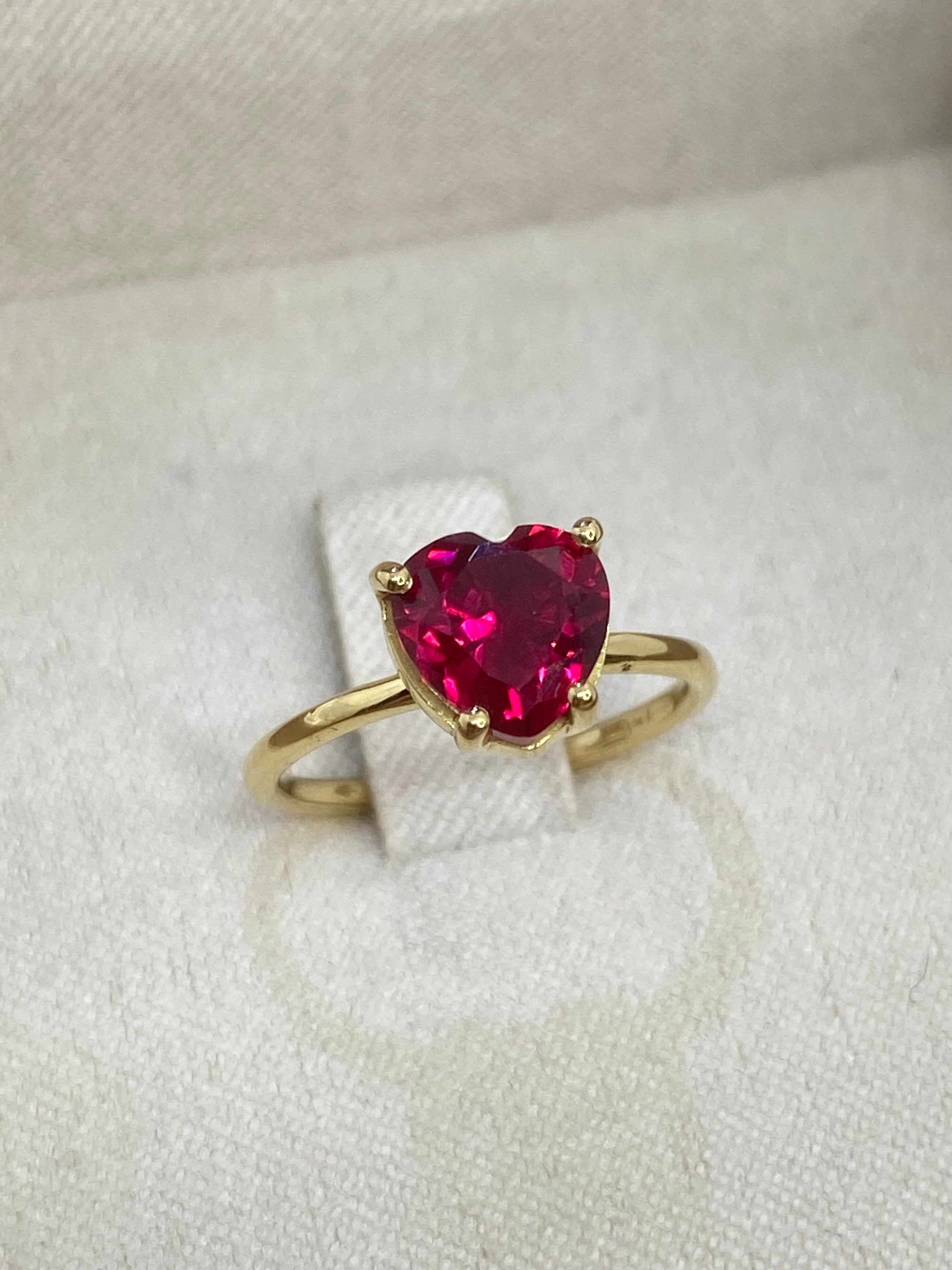 Anello a cuore in oro 18kt con granato naturale