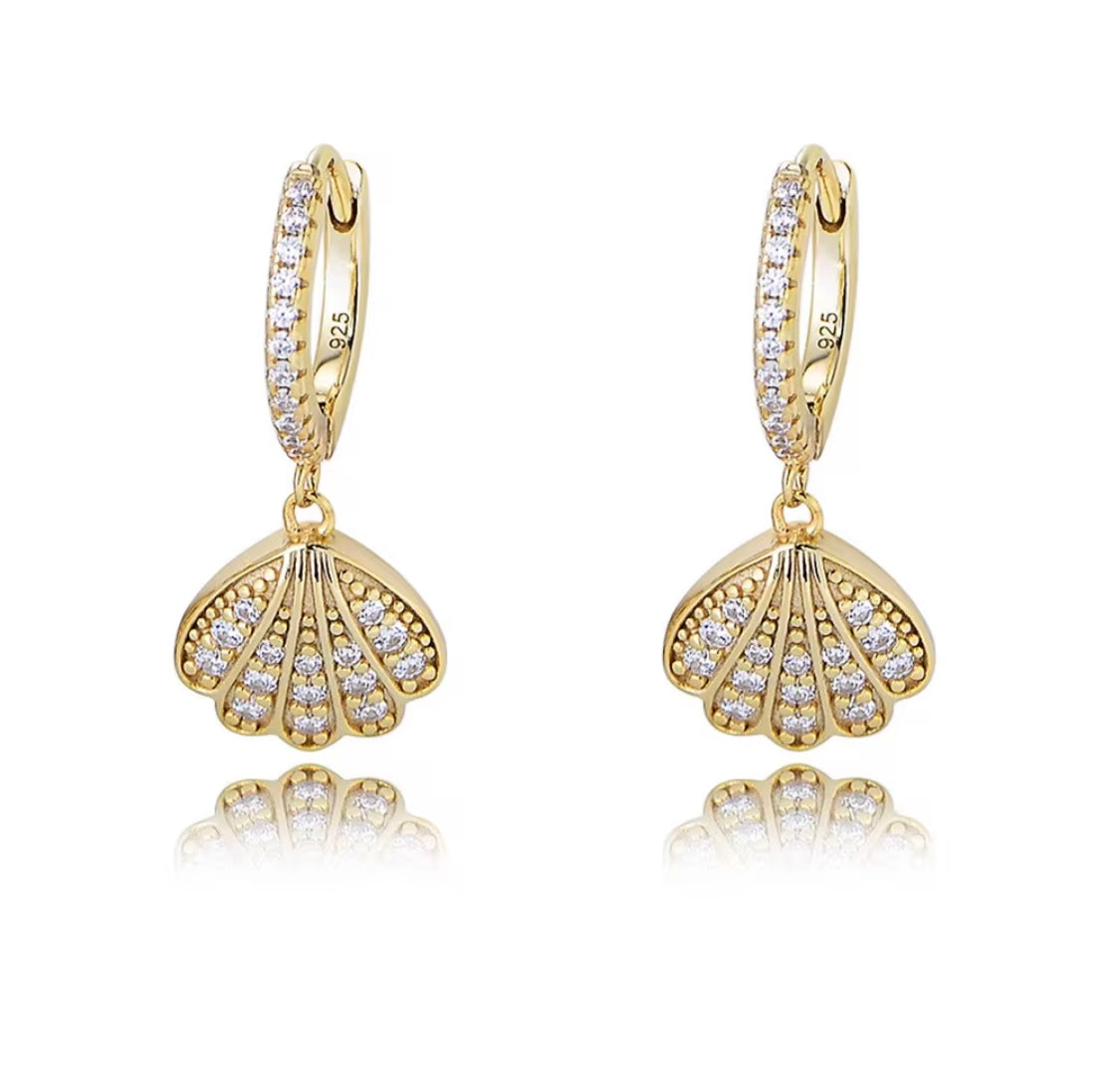 Orecchini charms conchiglia con pavé