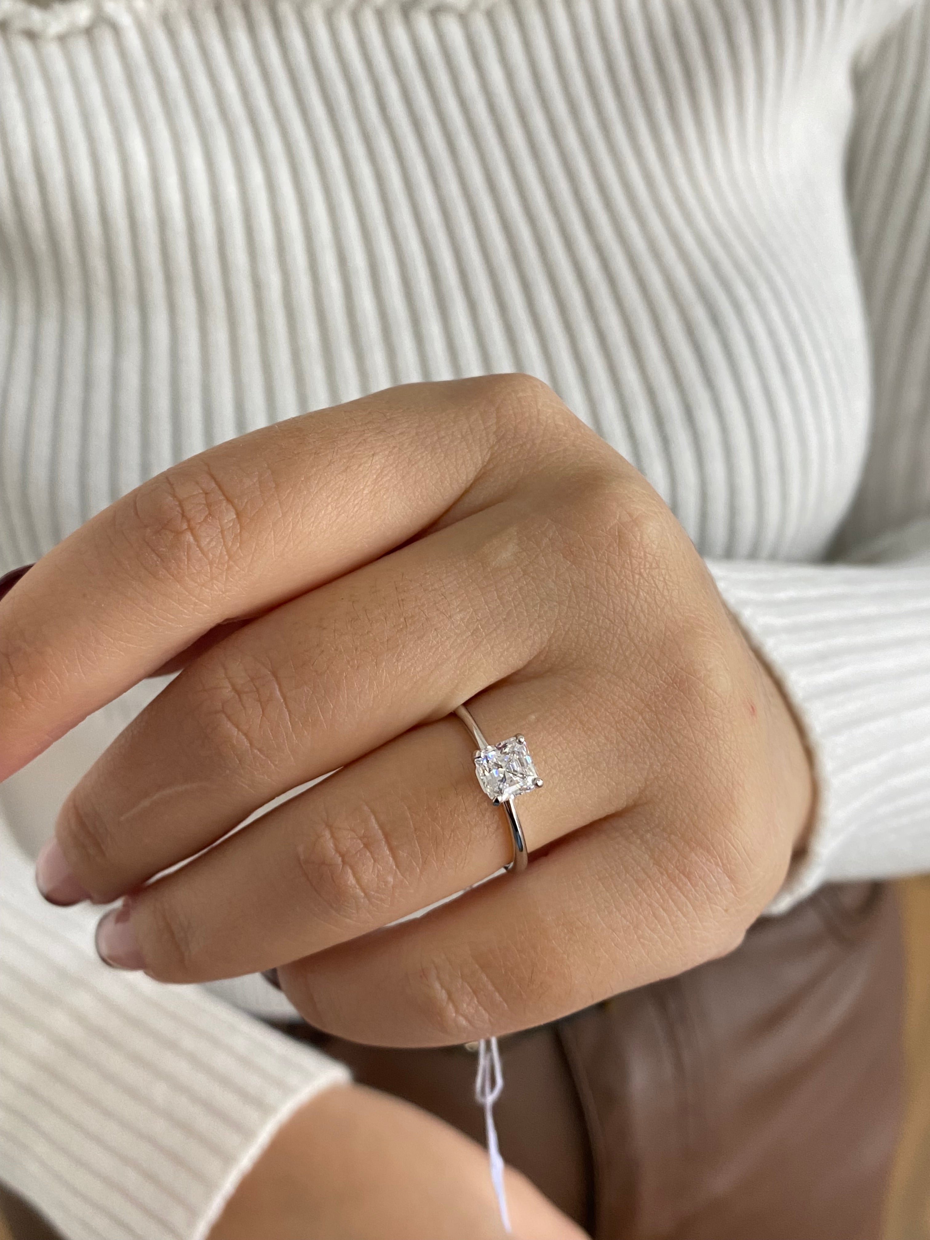 Anello solitario quadrato scintillante