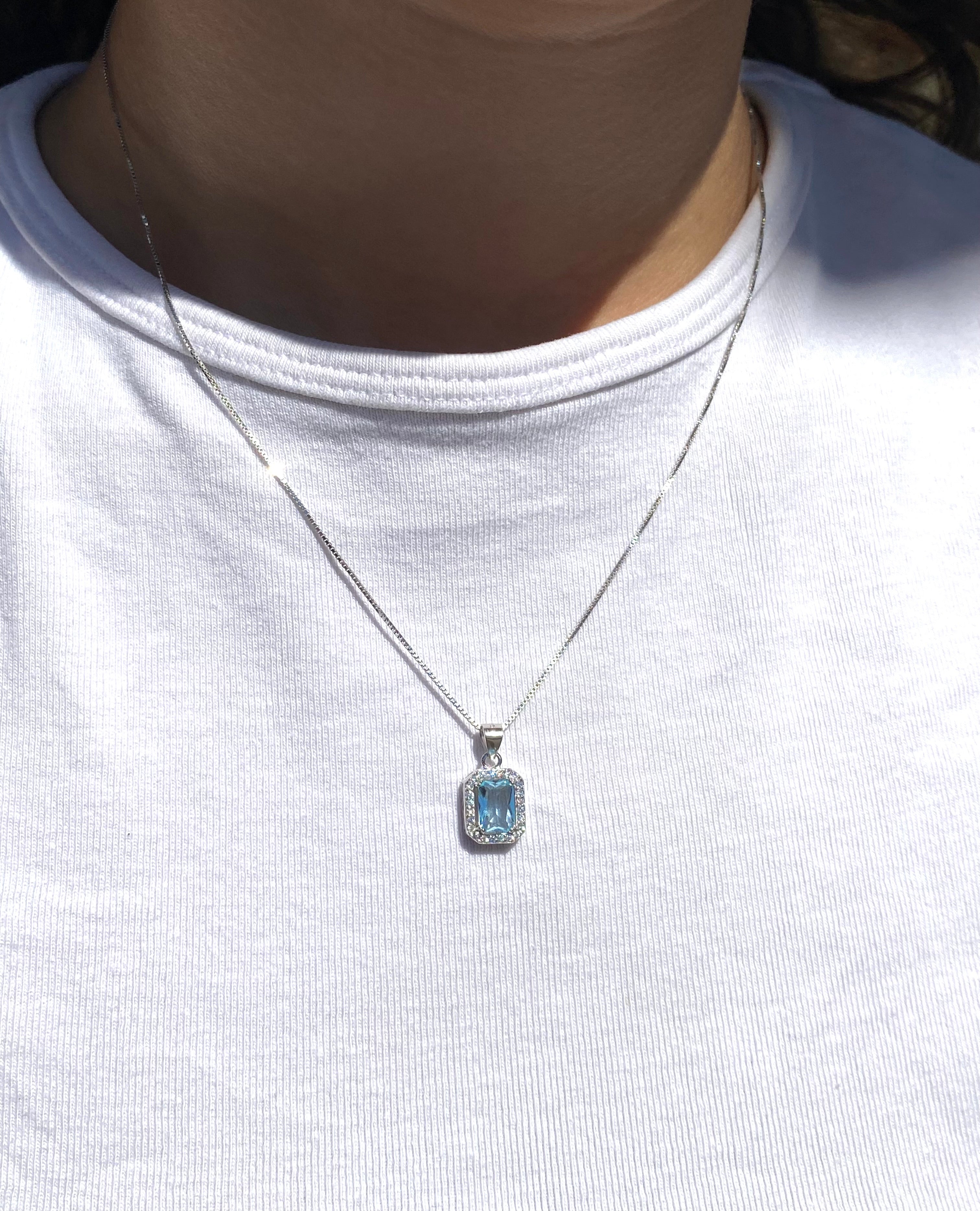 Collana rettangolare con acquamarina sintetica luminosa