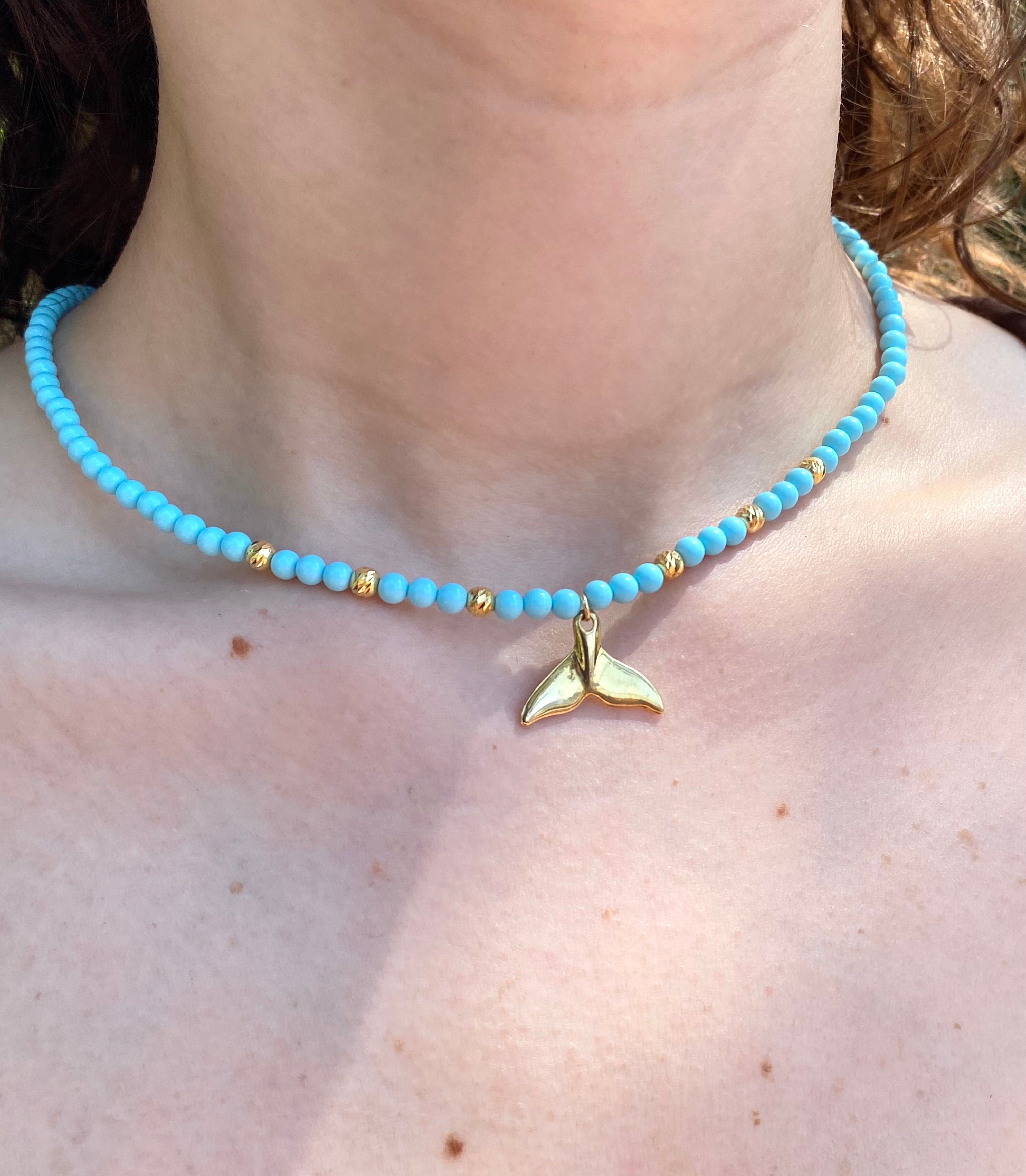 Collana con perle di pasta di turchese con coda di delfino