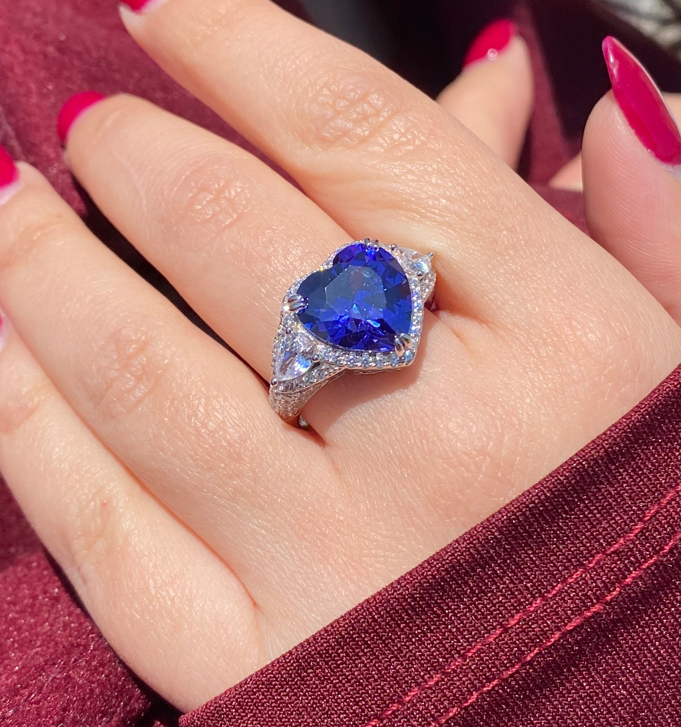 Anello cuore con pavé laterale luminoso