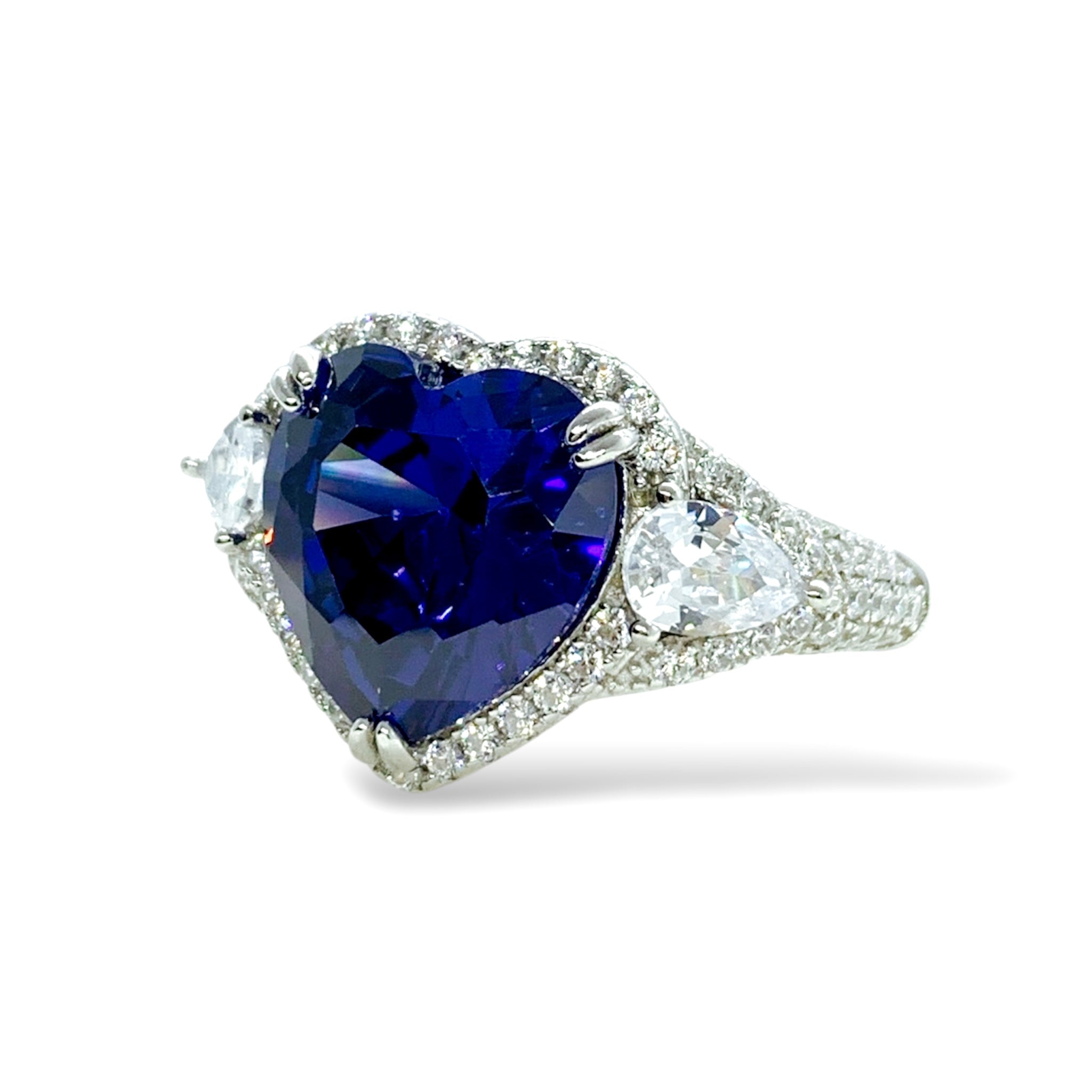 Anello cuore con pavé laterale luminoso