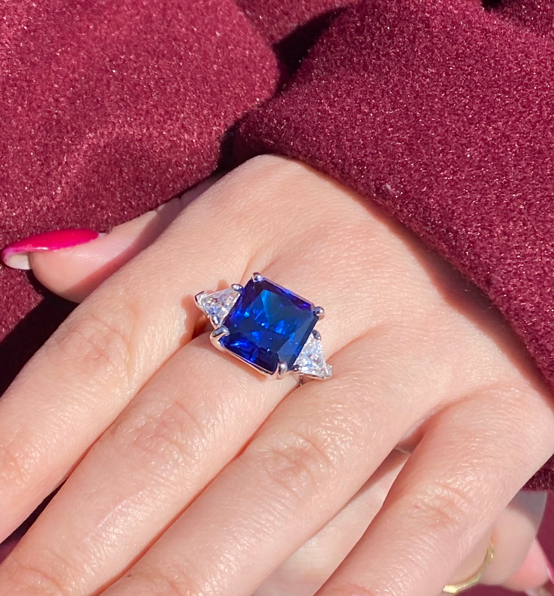 Anello zaffiro sintetico con triangoli luminosi