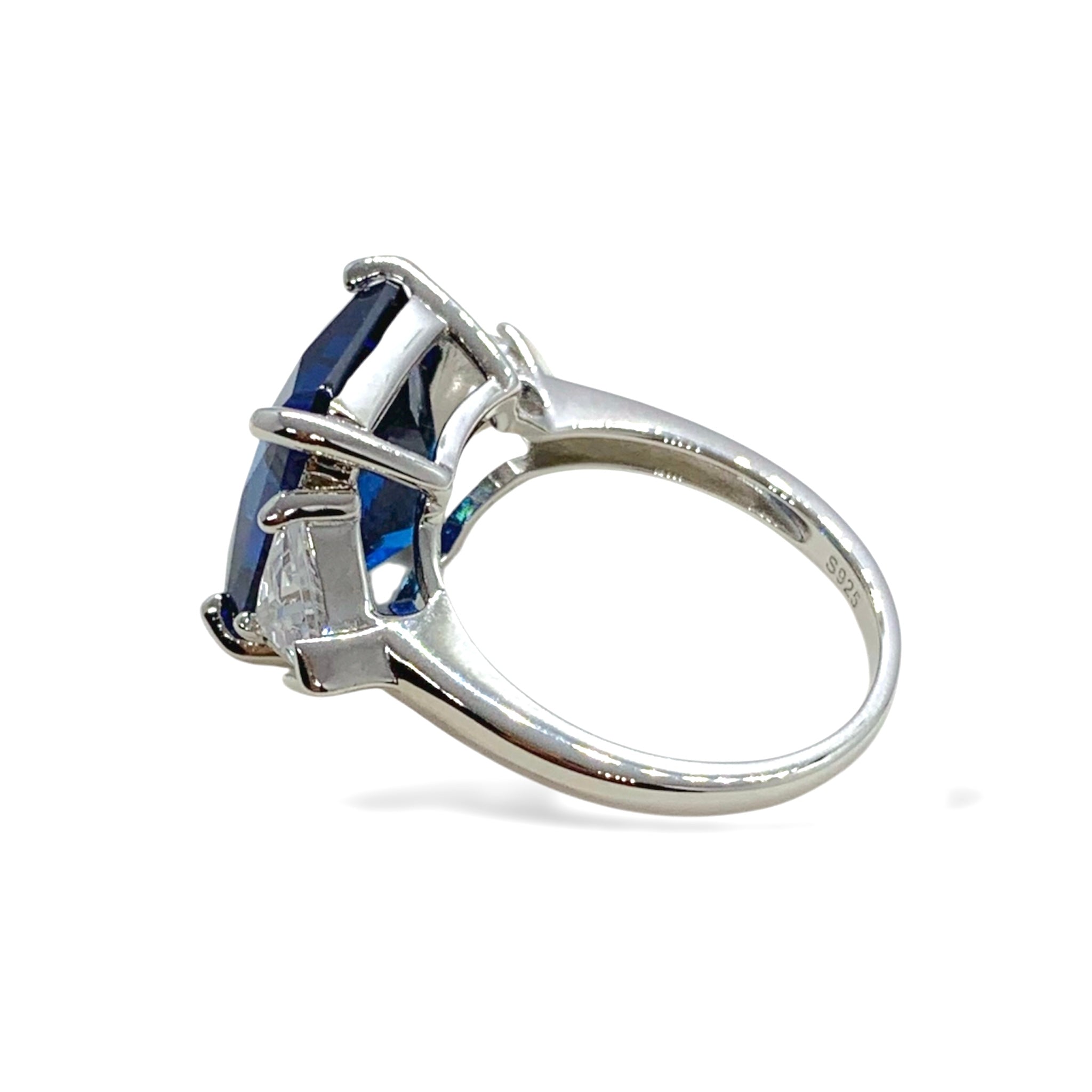 Anello zaffiro sintetico con triangoli luminosi