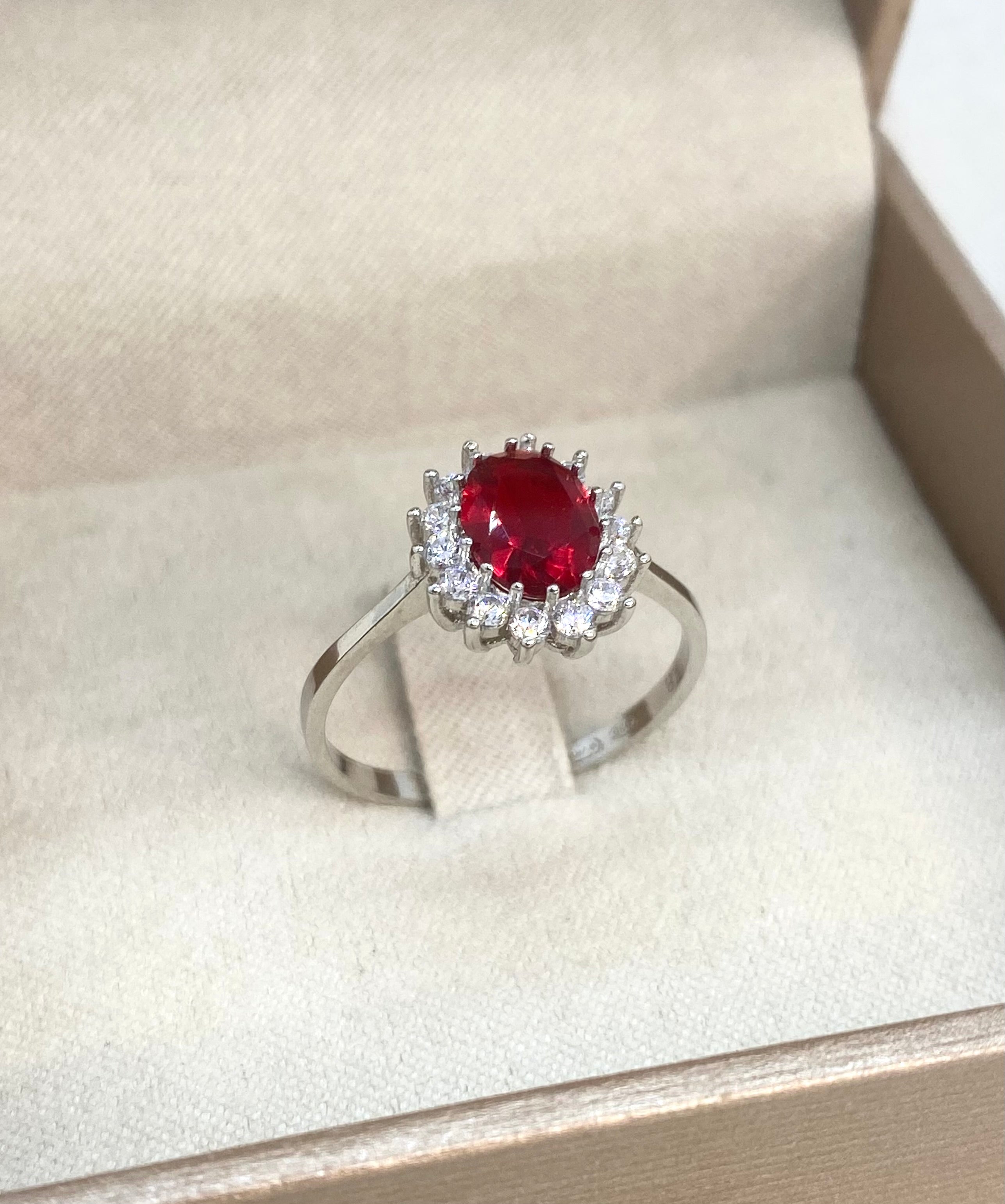 Anello luminoso rosso rubino
