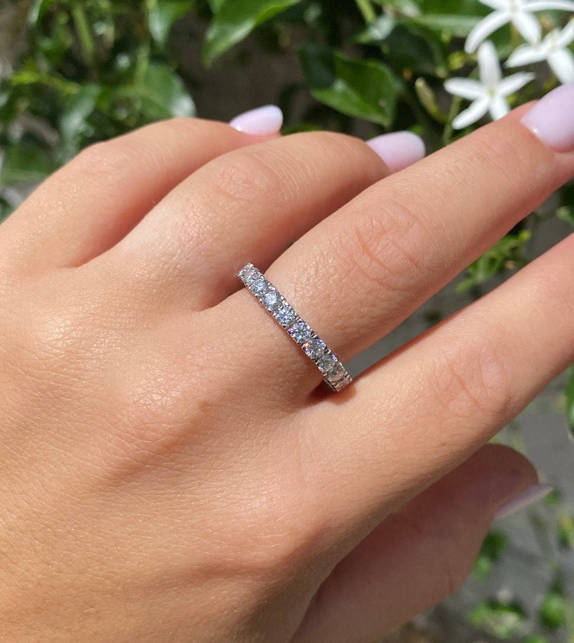 Anello eternity montatura squadrata con moissaniti