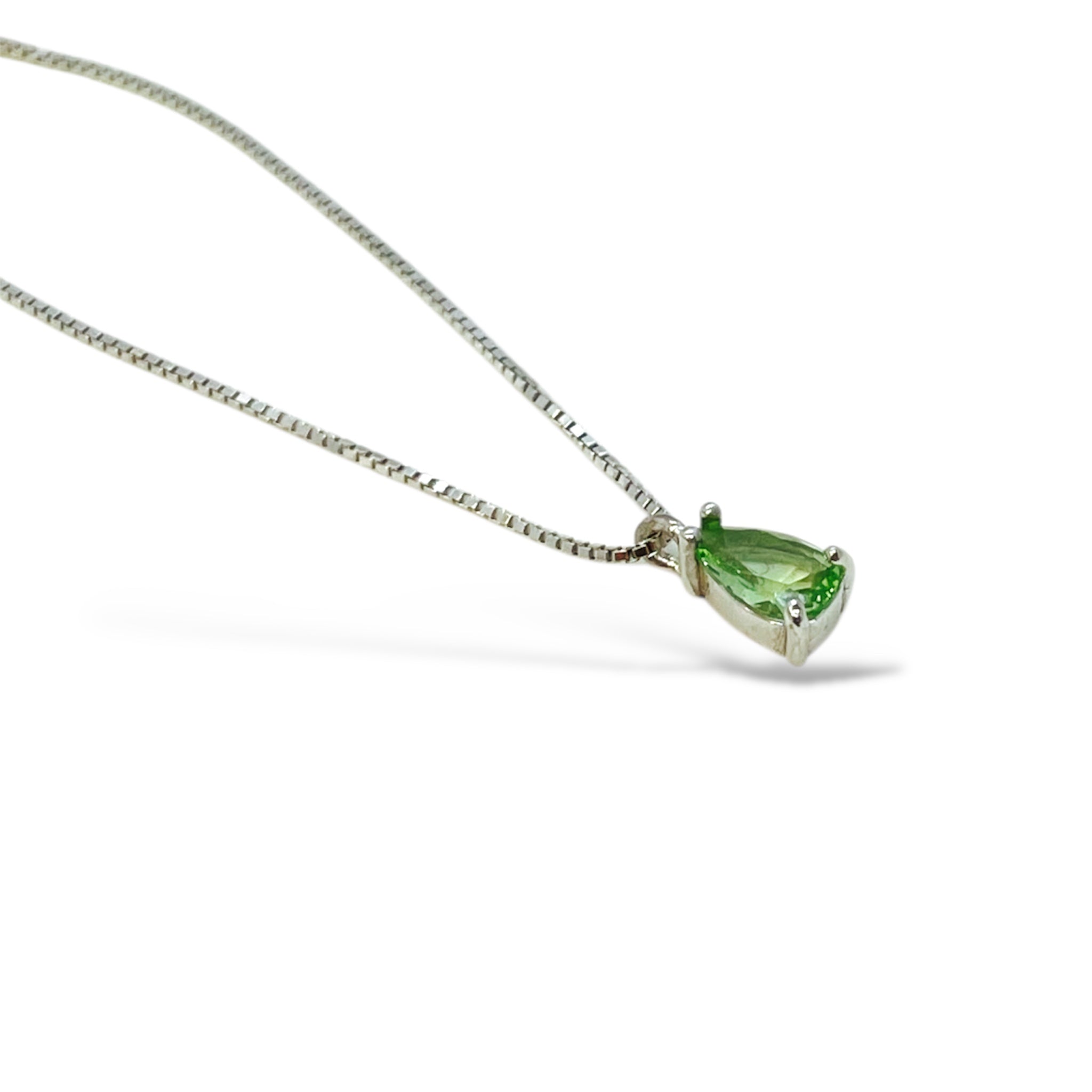 Collana punto luce a goccia con pietra verde luminosa