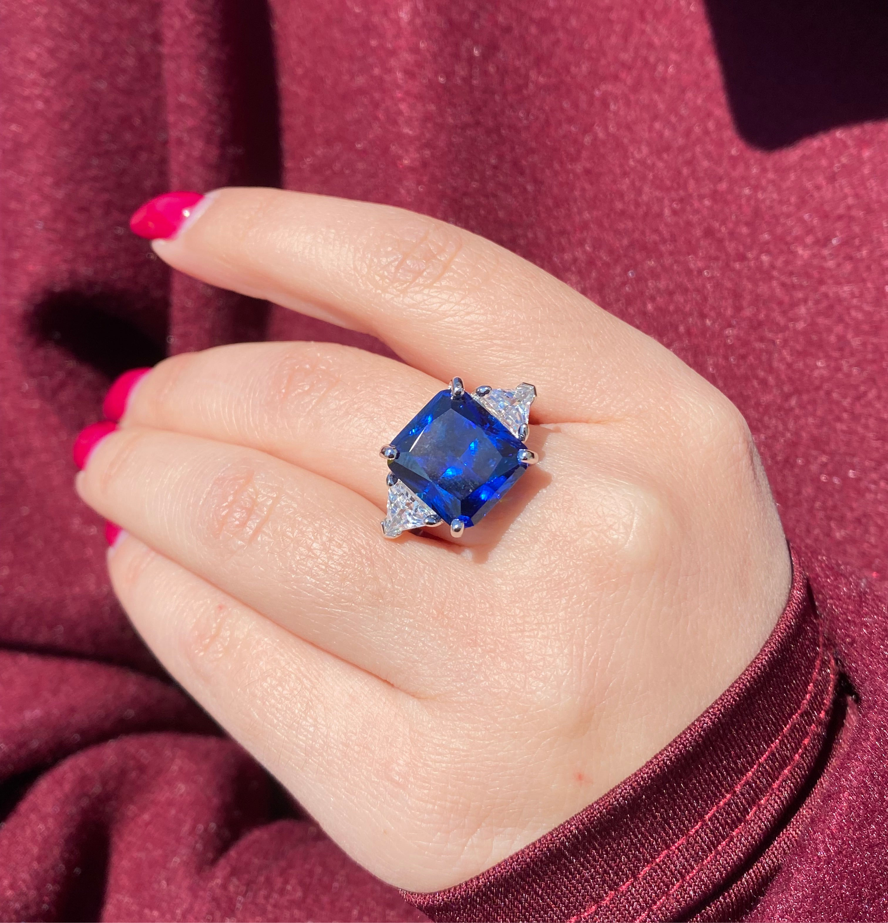 Anello zaffiro sintetico con triangoli luminosi