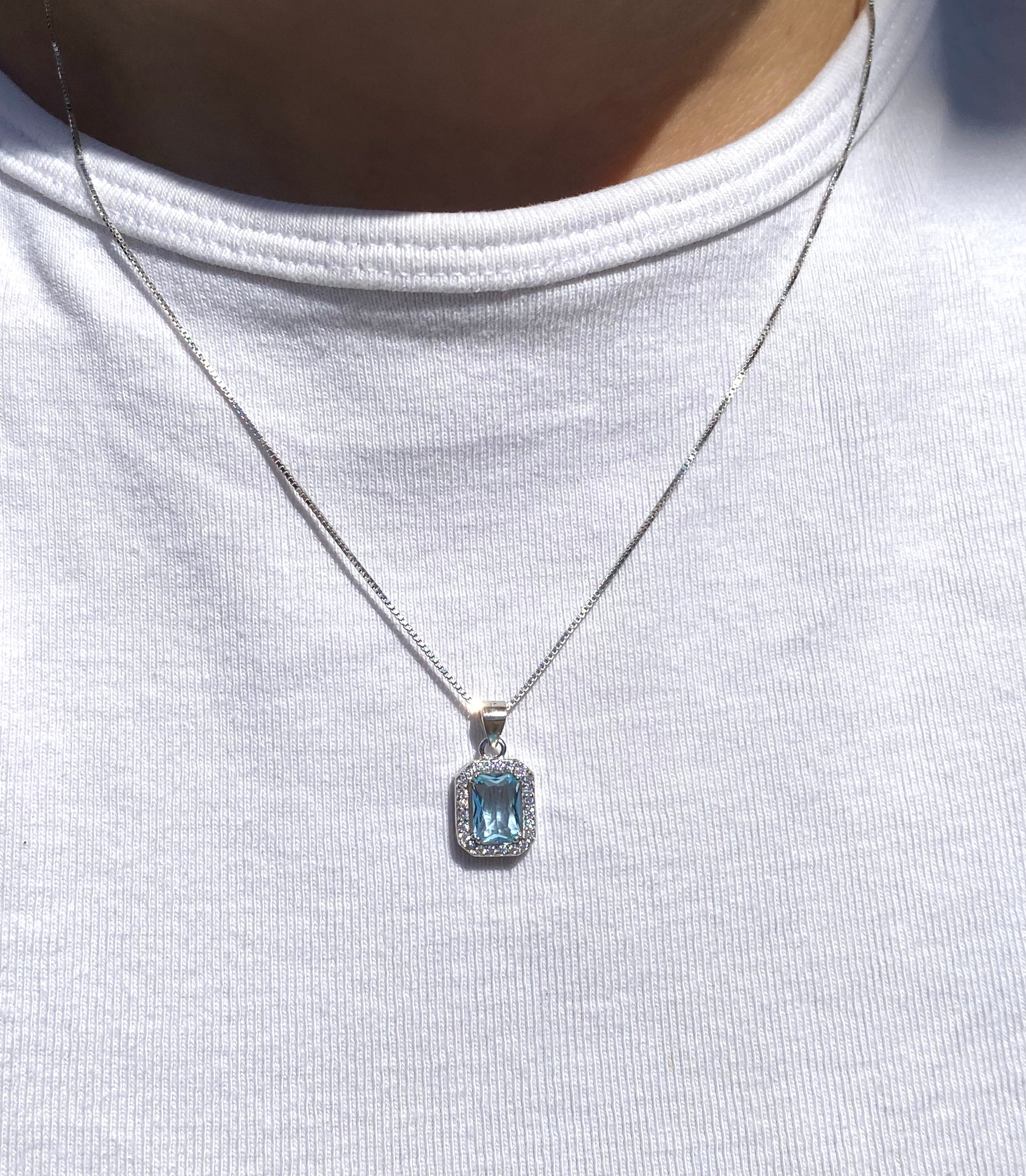 Collana rettangolare con acquamarina sintetica luminosa