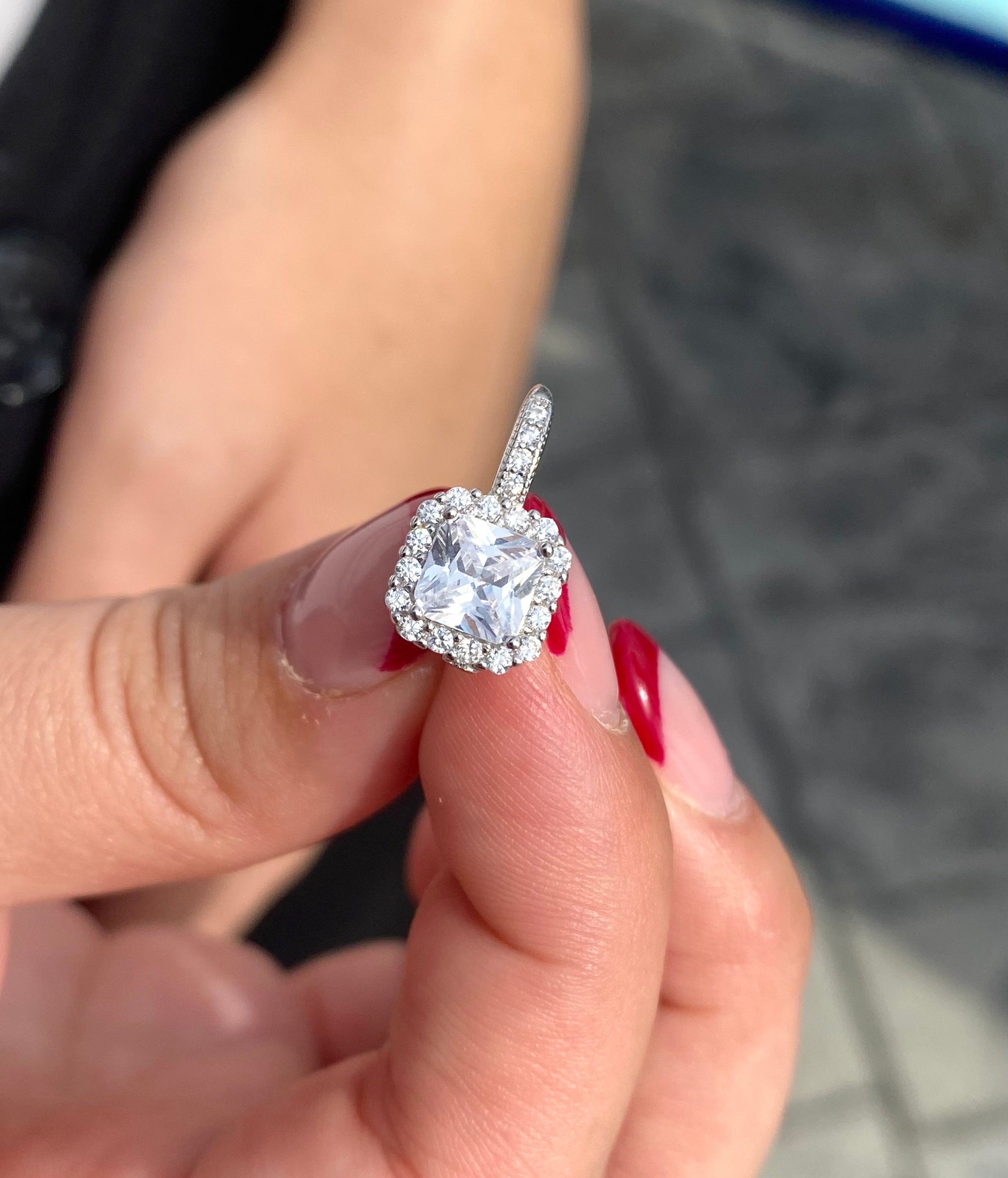 Orecchini quadrati pavé con chiusura a monachina