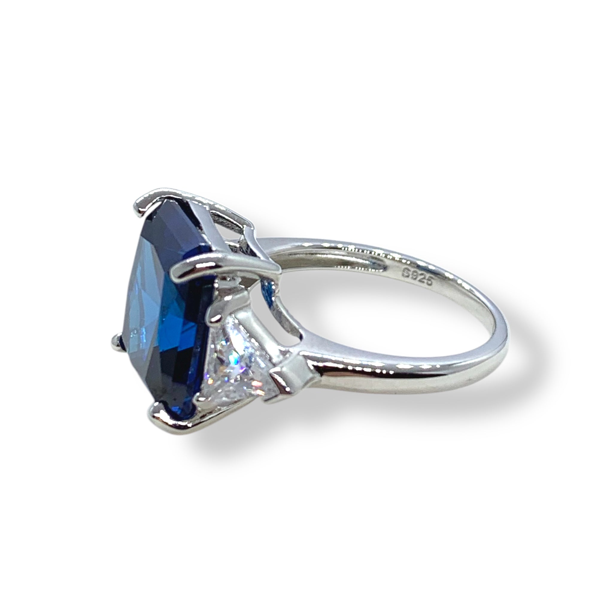 Anello zaffiro sintetico con triangoli luminosi