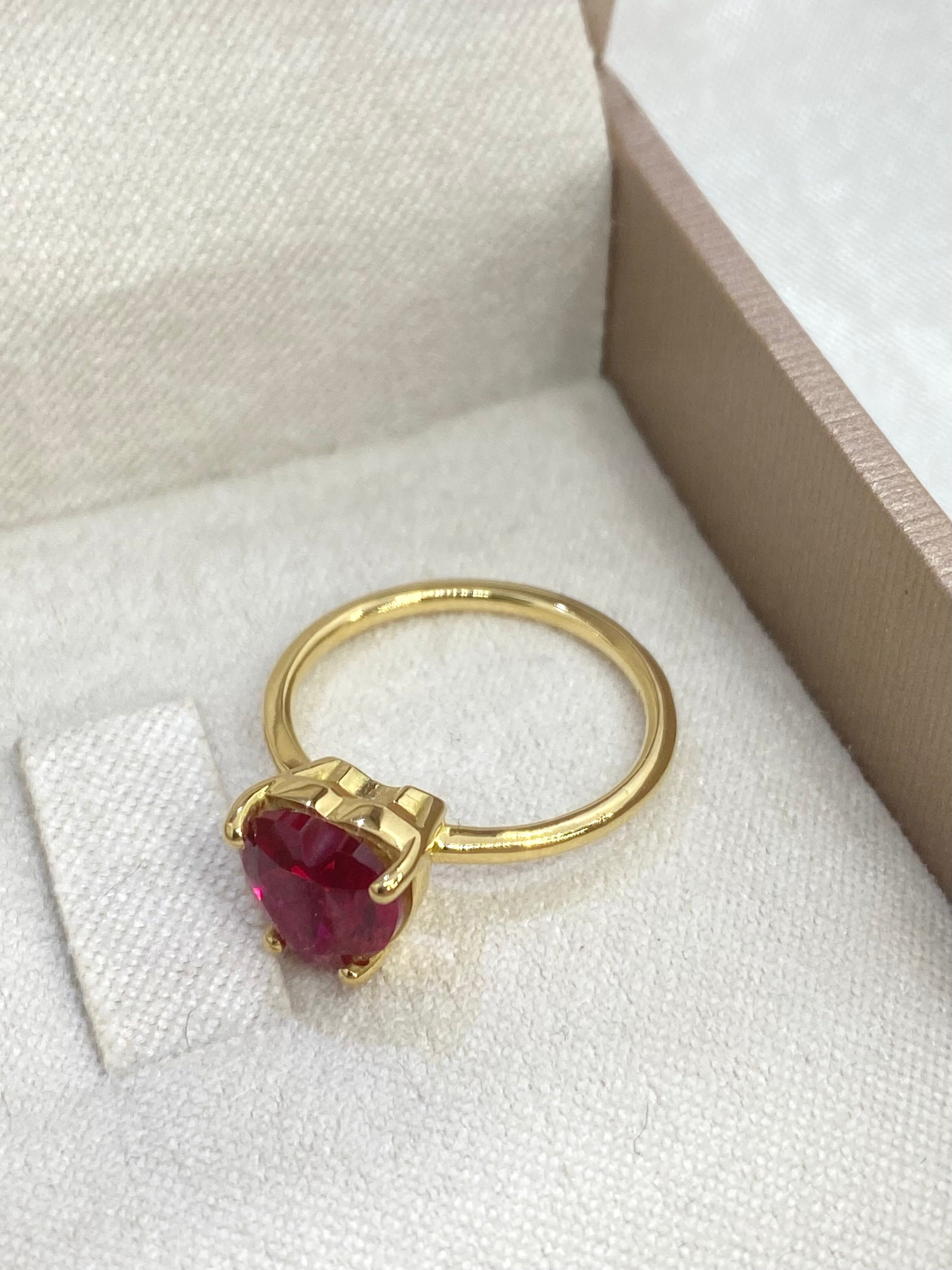 Anello a cuore in oro 18kt con granato naturale