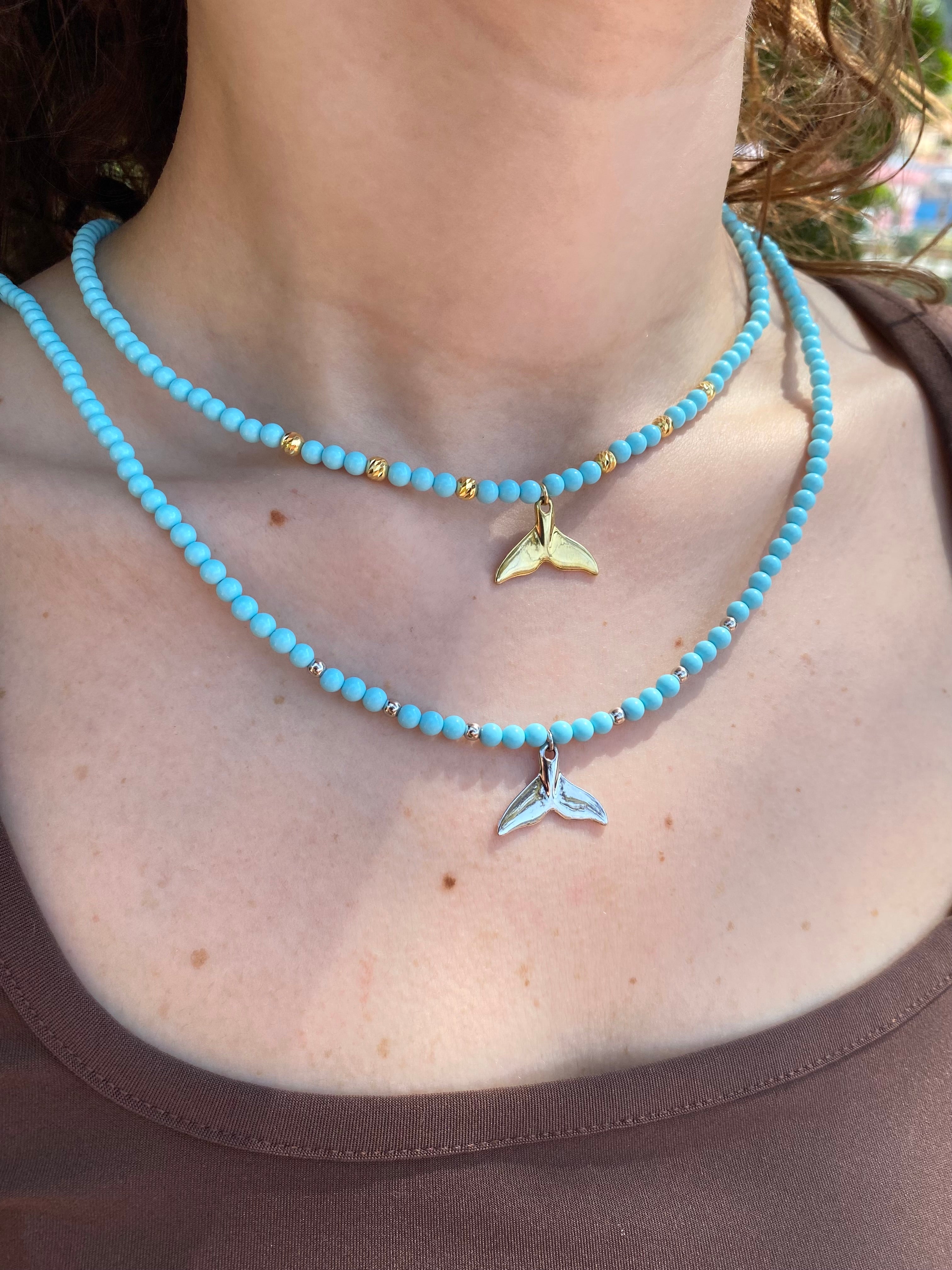 Collana con perle di pasta di turchese con coda di delfino