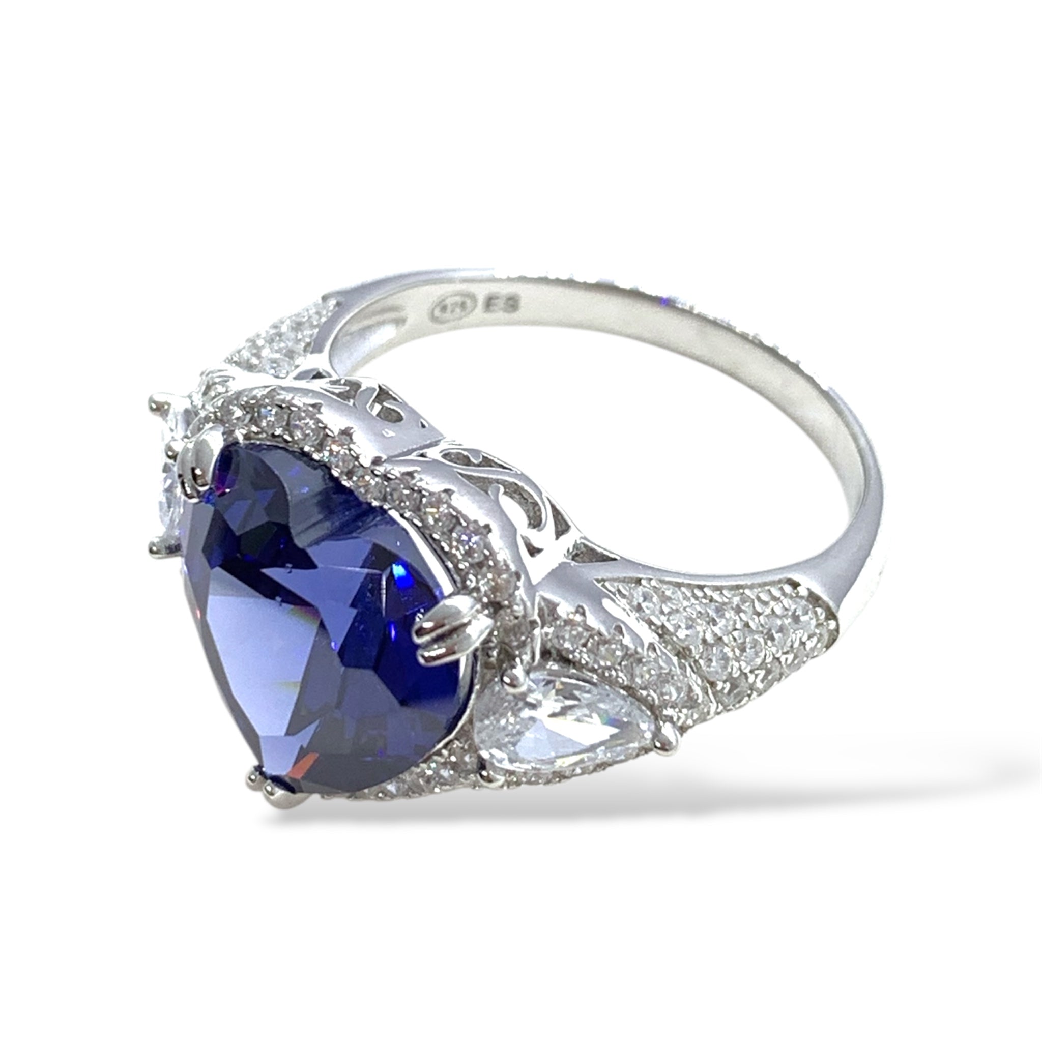 Anello cuore con pavé laterale luminoso