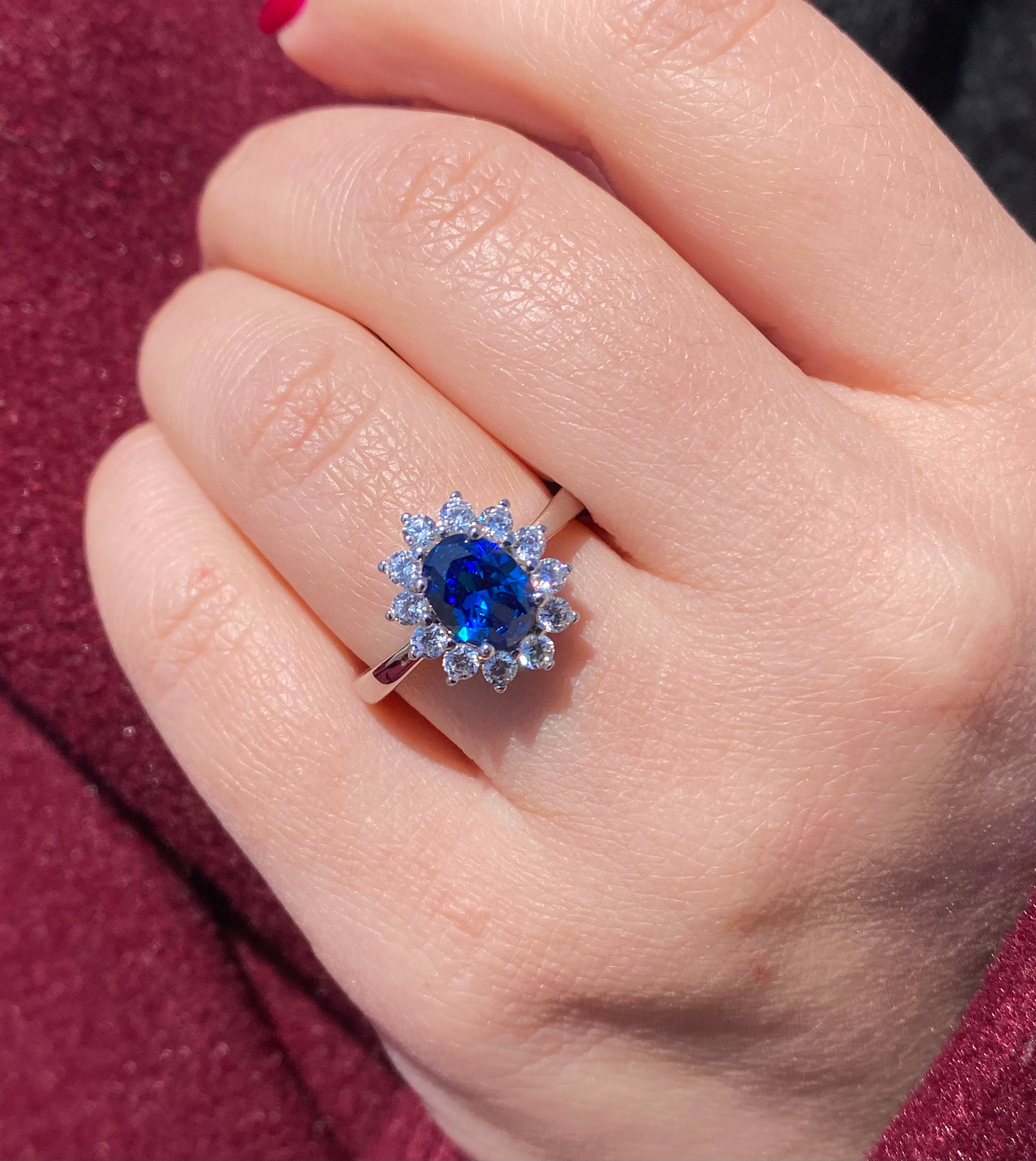 Anello zaffiro sintetico con giro di nano cristalli scintillante