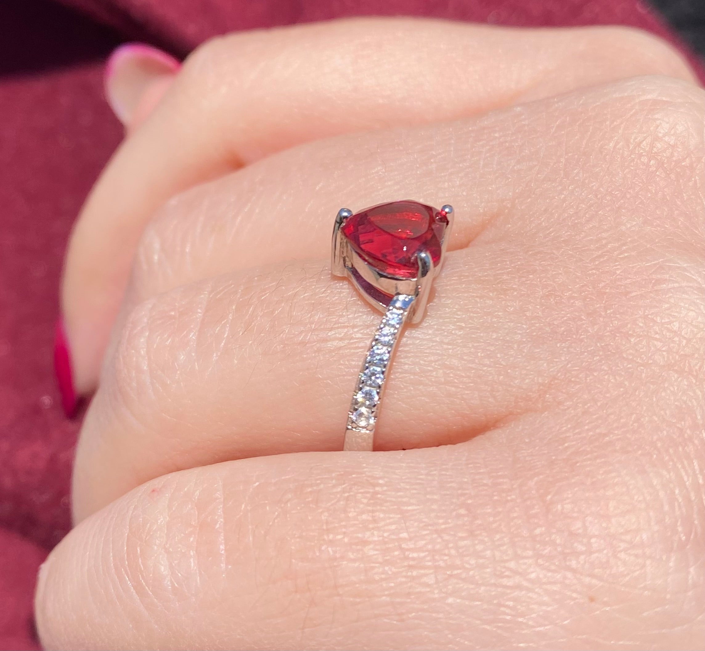 Anello cuore con intreccio brillante