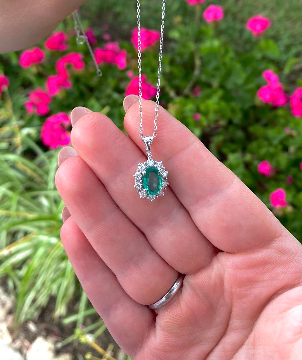 COLLANA IN ORO BIANCO CON SMERALDO 1.58CT E DIAMANTI CT O.41 G VVS.