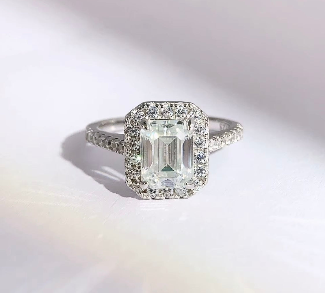 Anello solitario halo con moissanite rettangolare e giro scintillante