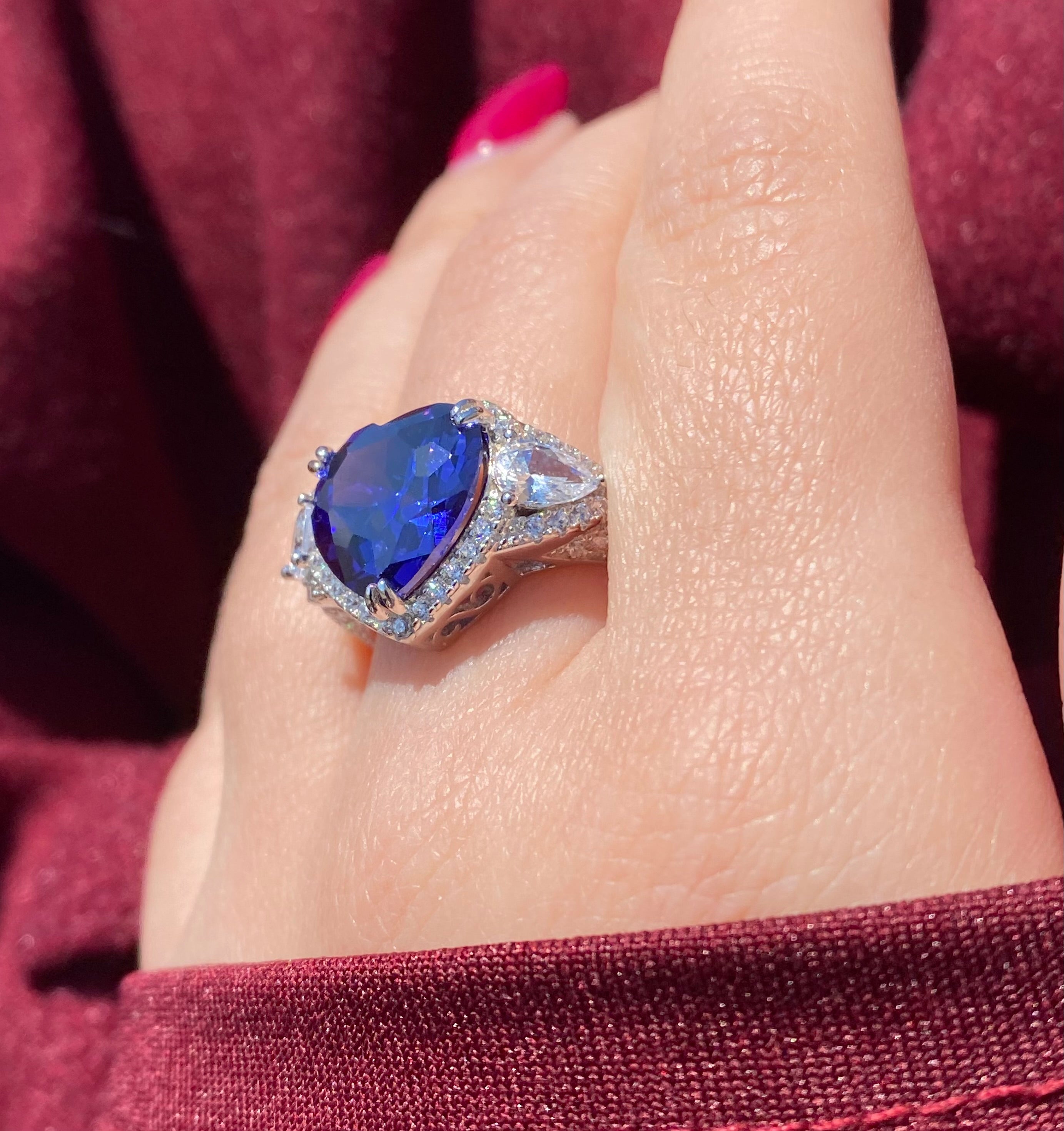 Anello cuore con pavé laterale luminoso