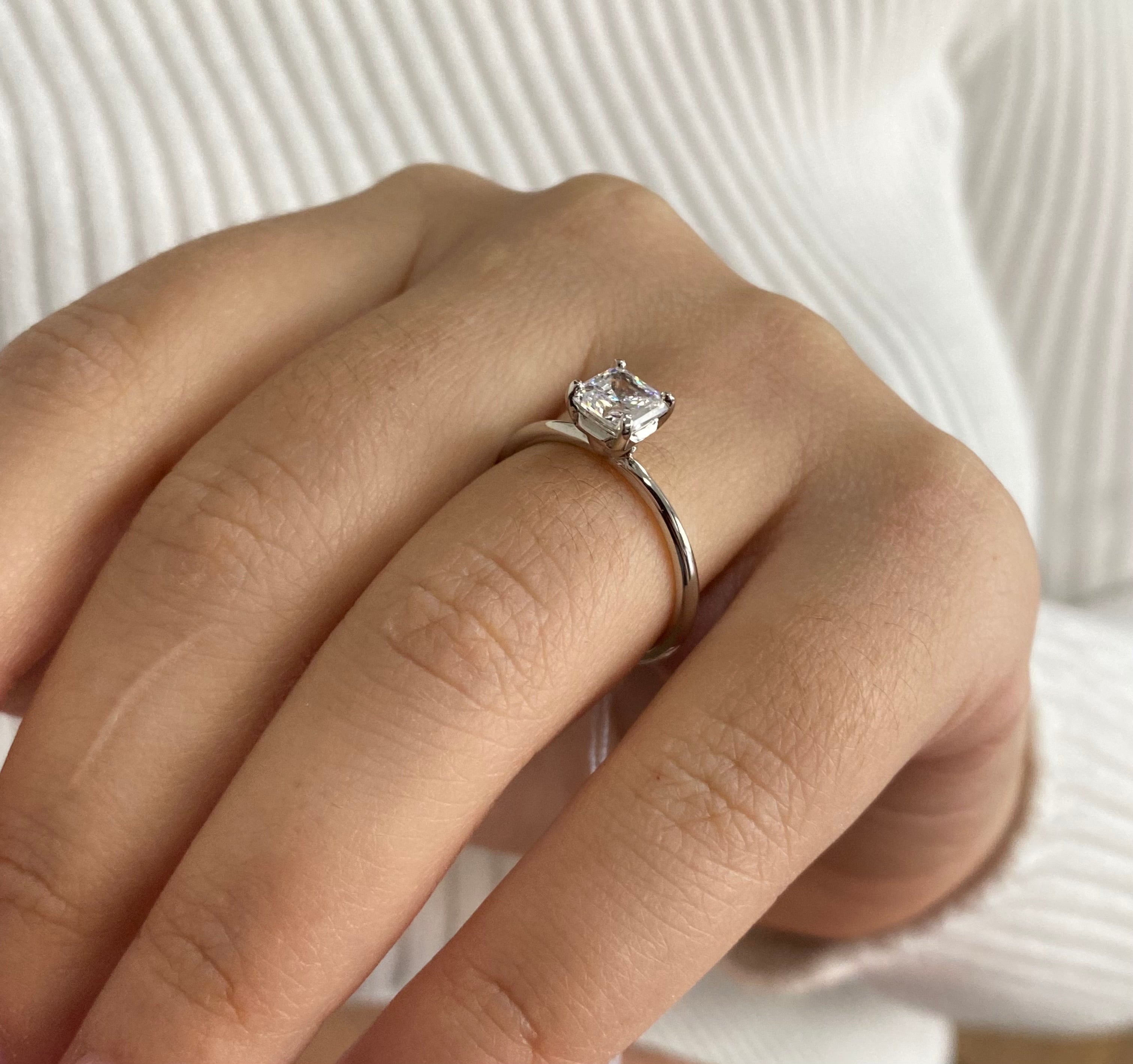 Anello solitario quadrato scintillante