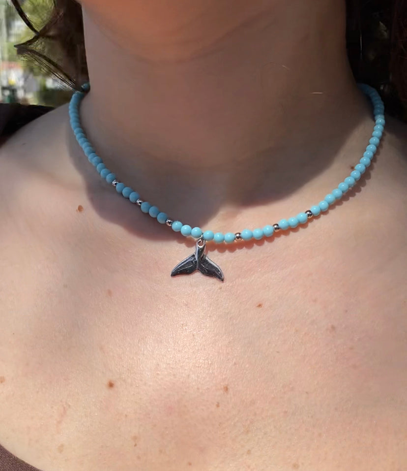 Collana con perle di pasta di turchese con coda di delfino