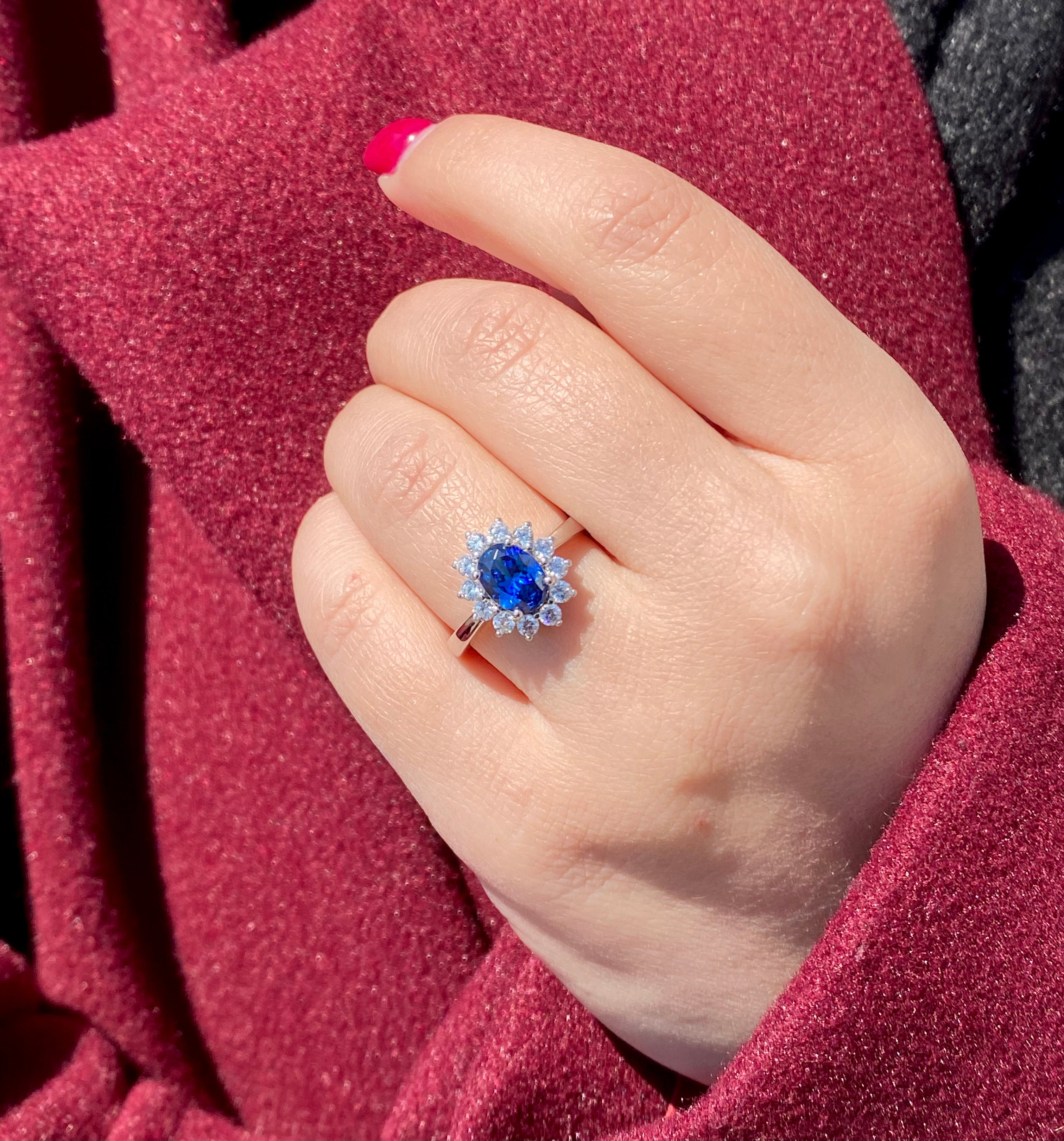 Anello zaffiro sintetico con giro di nano cristalli scintillante