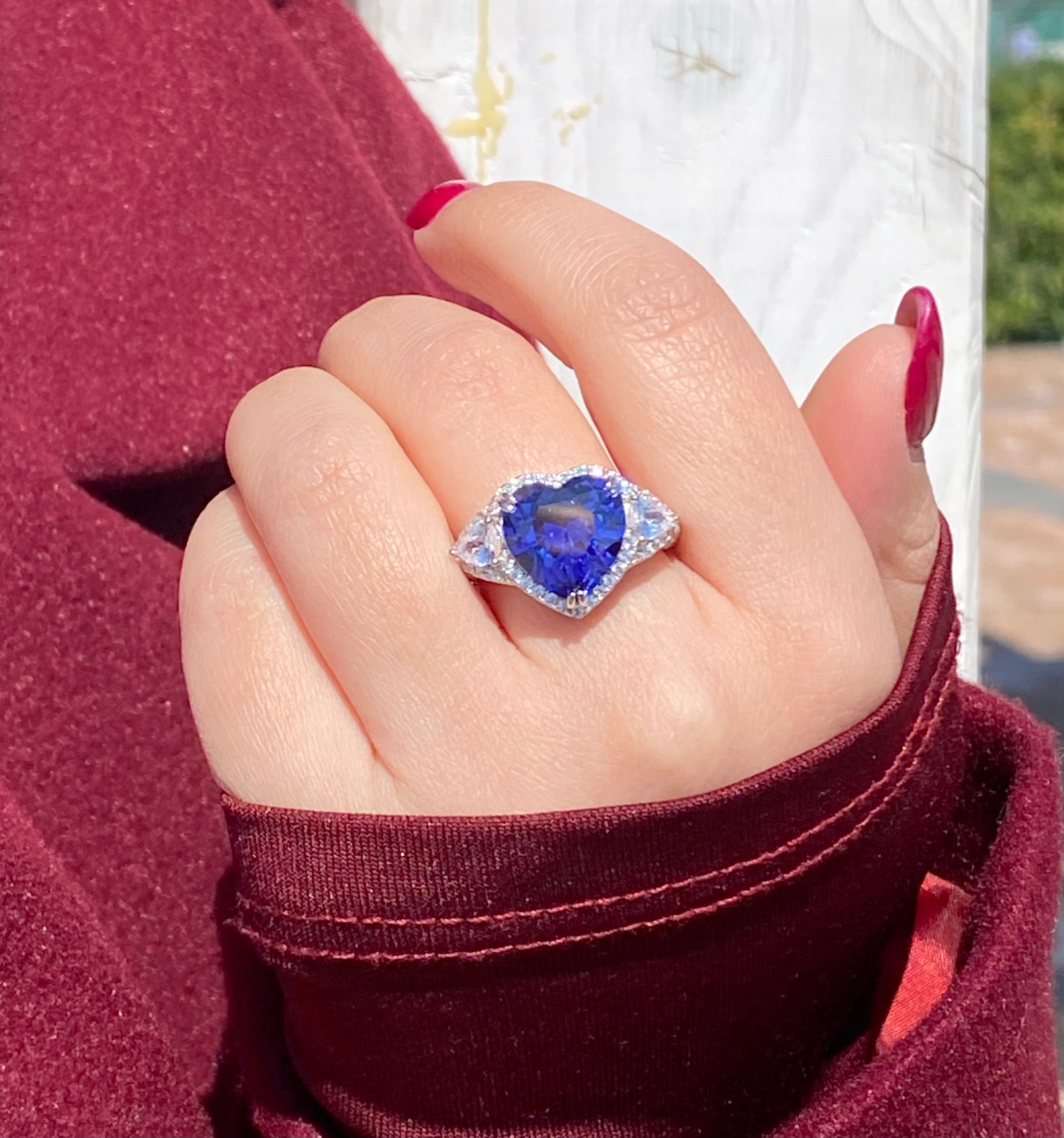 Anello cuore con pavé laterale luminoso