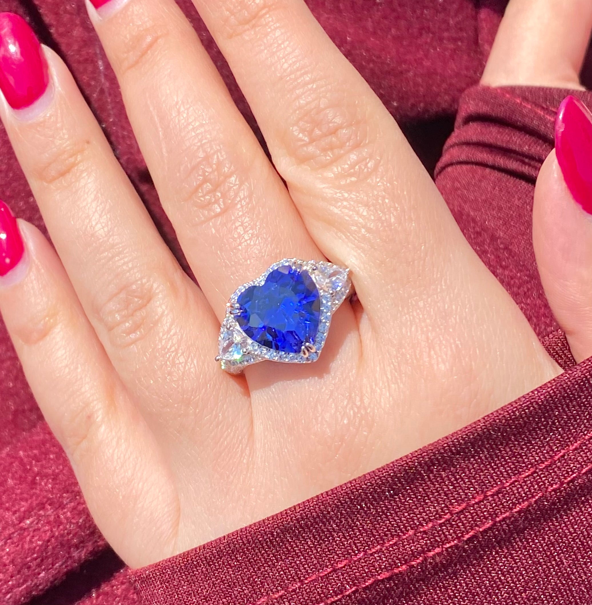 Anello cuore con pavé laterale luminoso