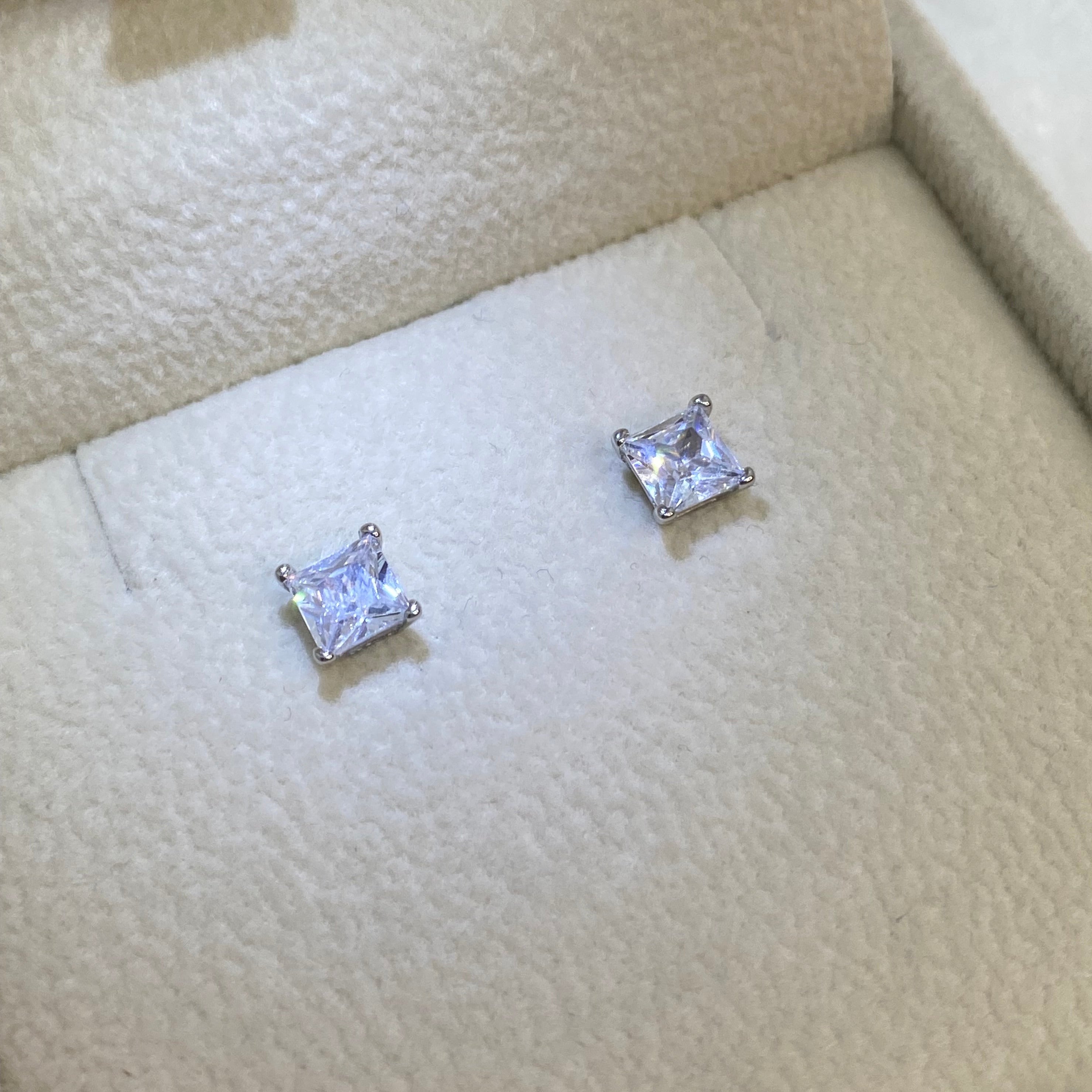 Orecchini punto luce quadrati