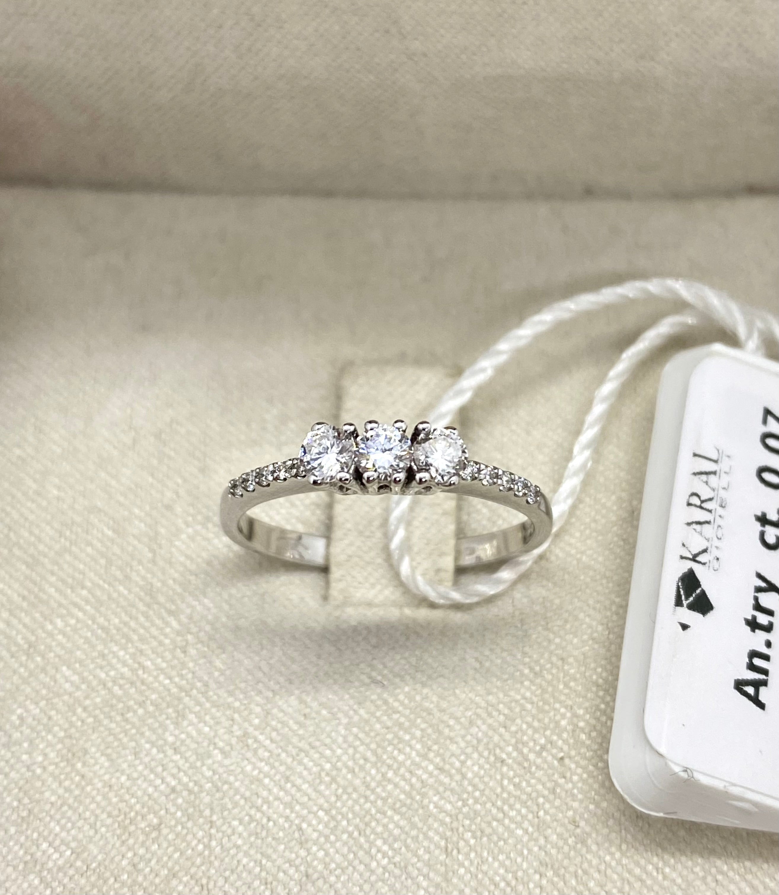 ANELLO TRILOGY ORO BIANCO 18KT CT. 0.35 G color Vs purezza