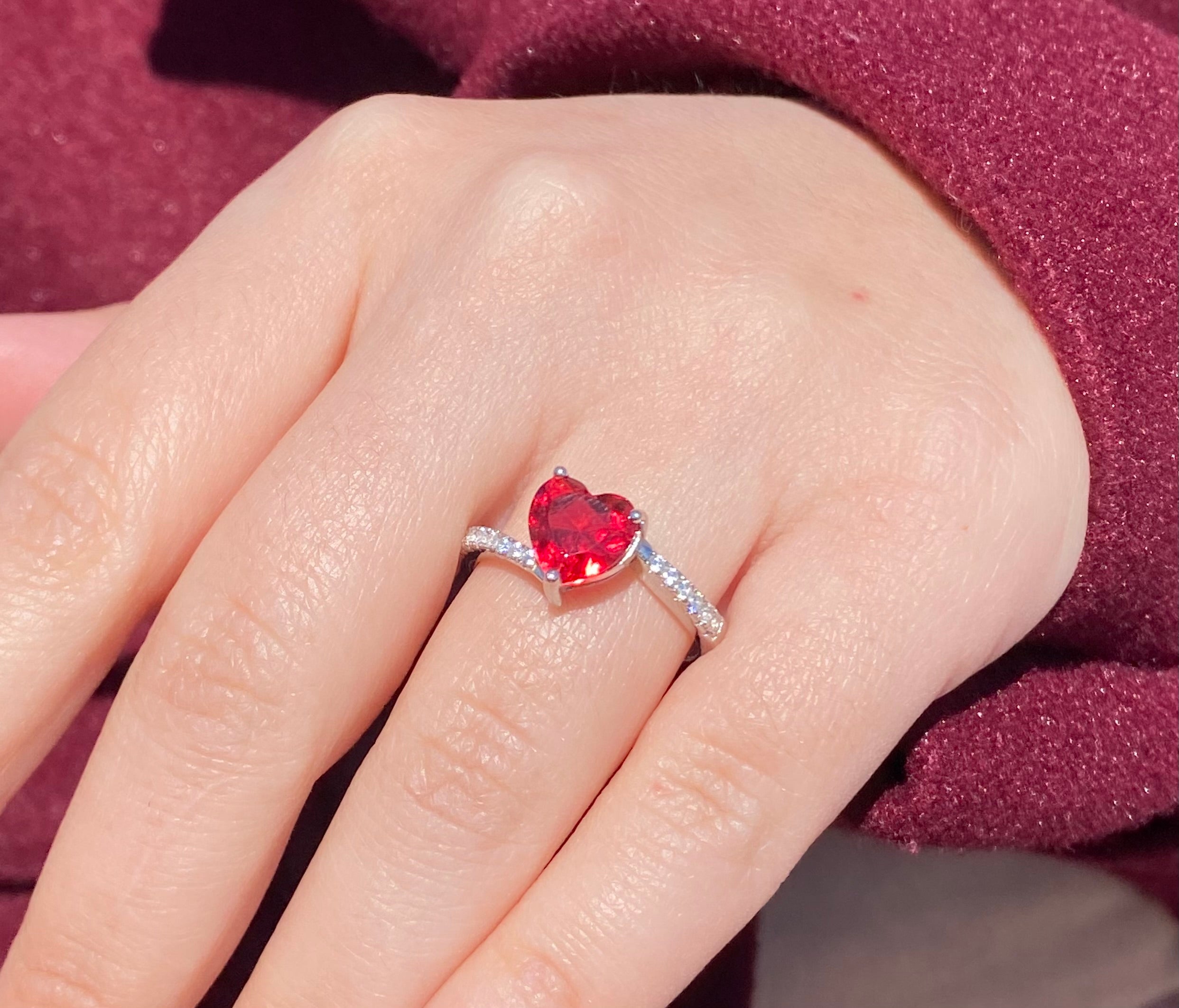 Anello cuore con intreccio brillante