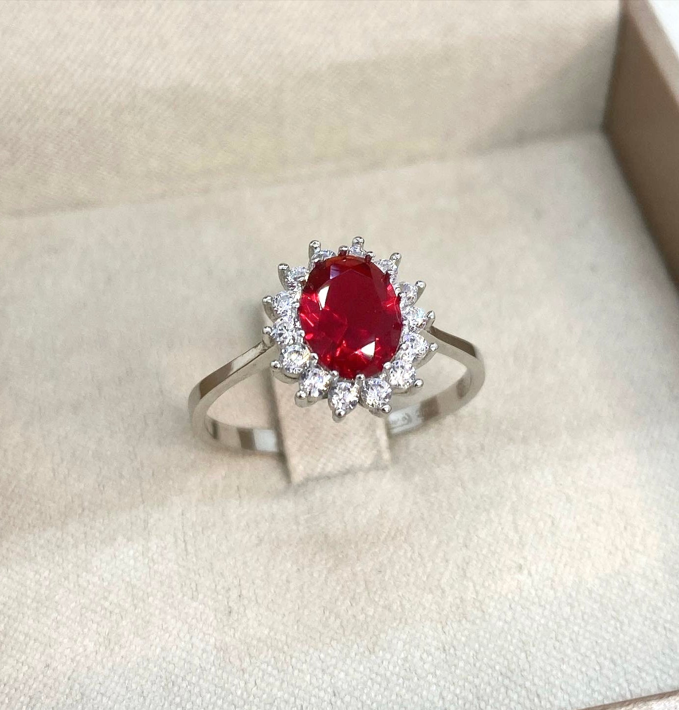 Anello luminoso rosso rubino
