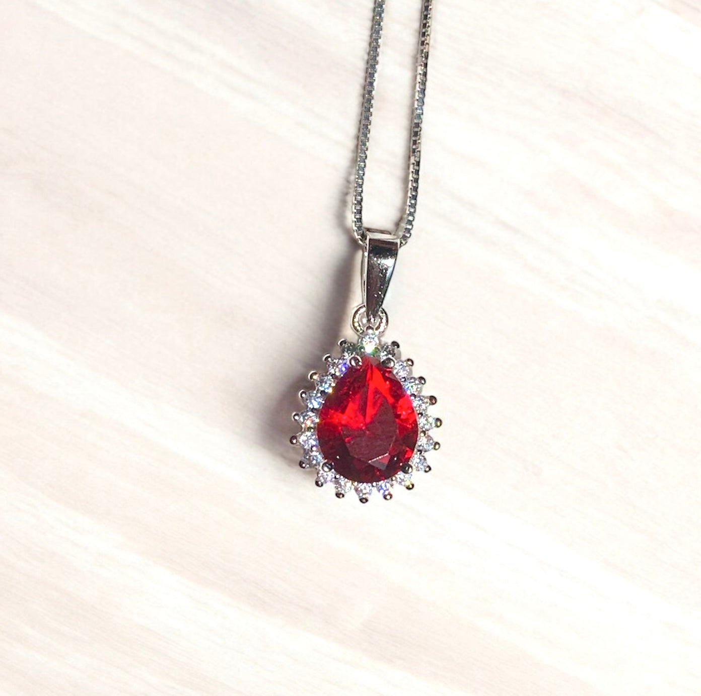 Collana goccia luminosa