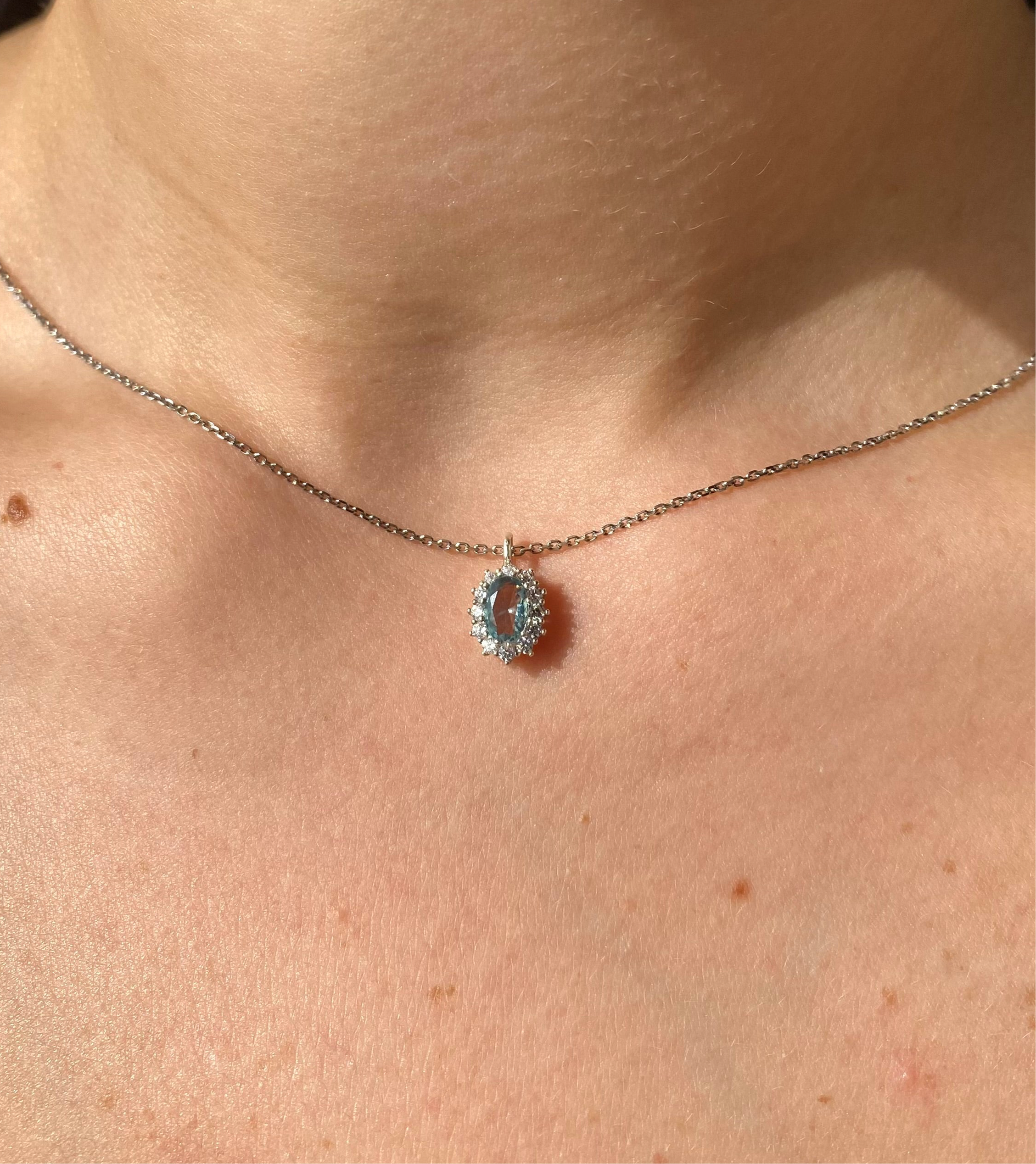 Collana ovale scintillante azzurro