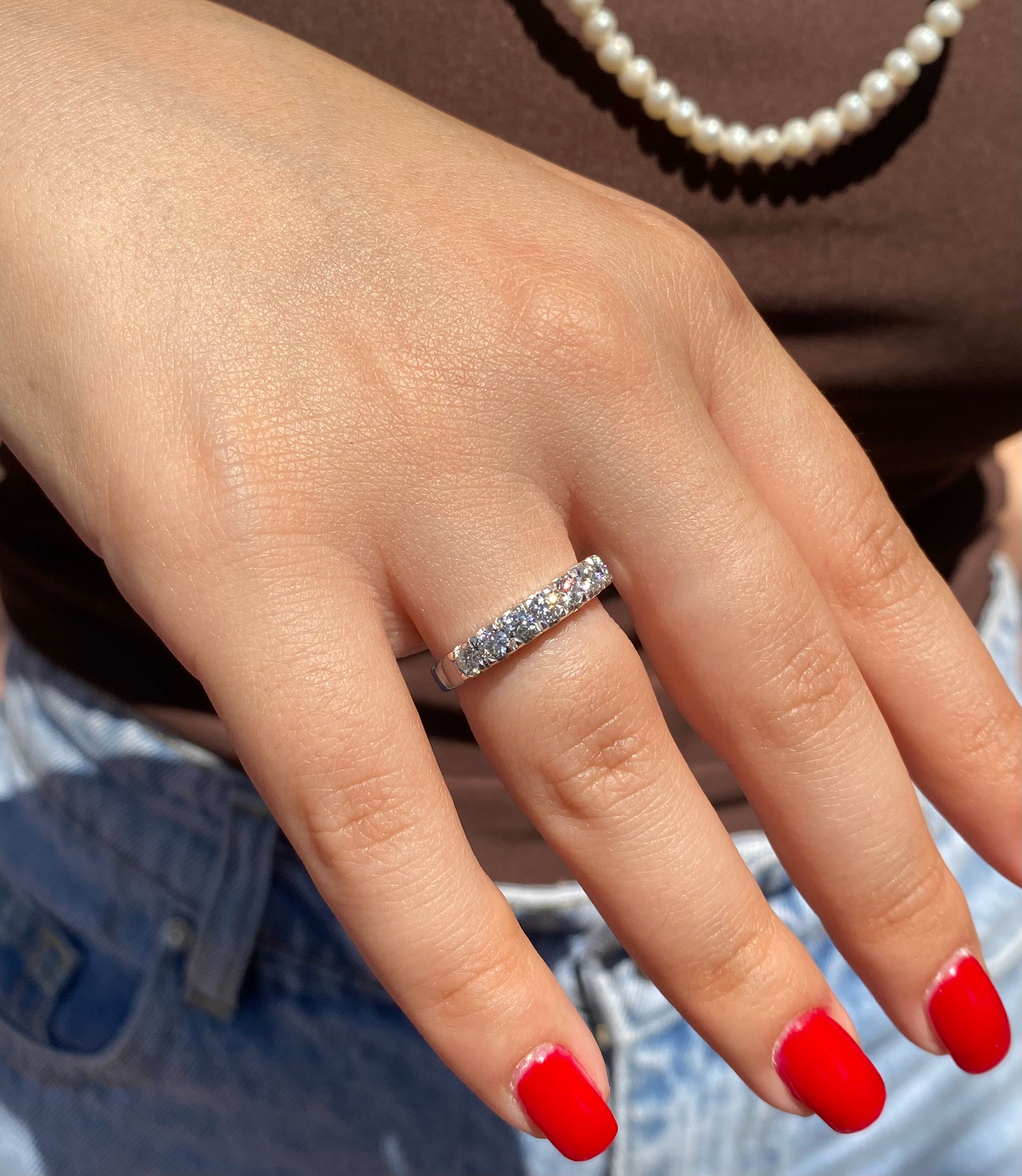 Anello riviera con moissaniti luminose