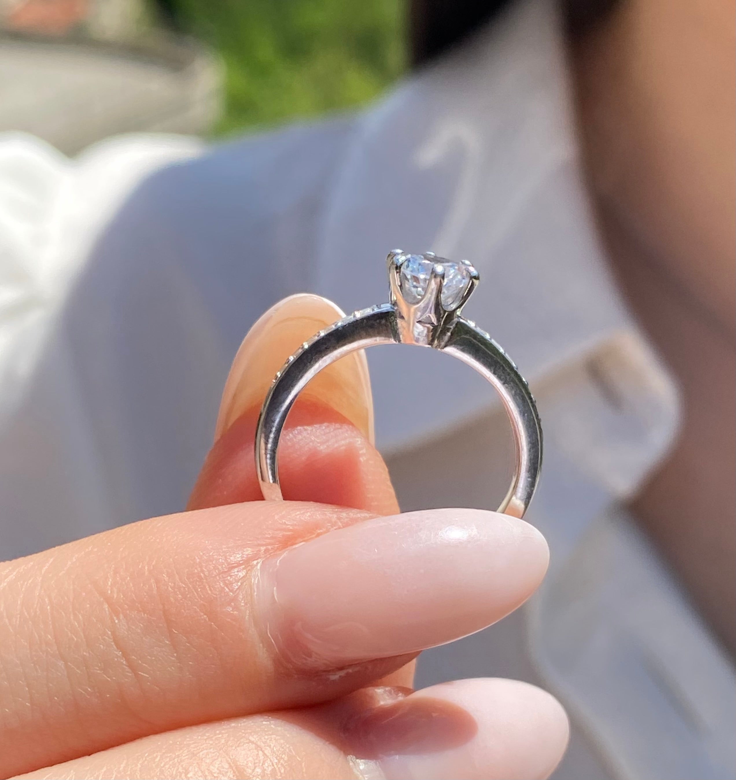 Anello Solitario Luce con pavé laterale