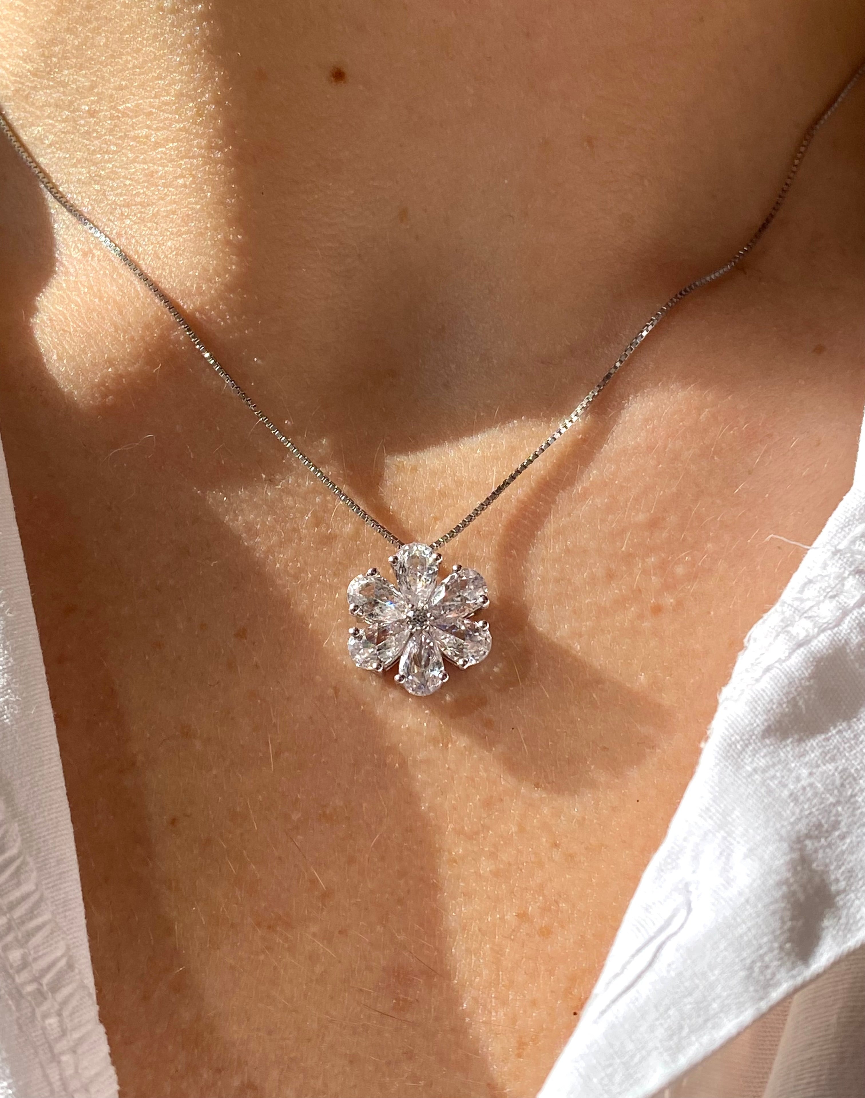 Luxury flowers necklace