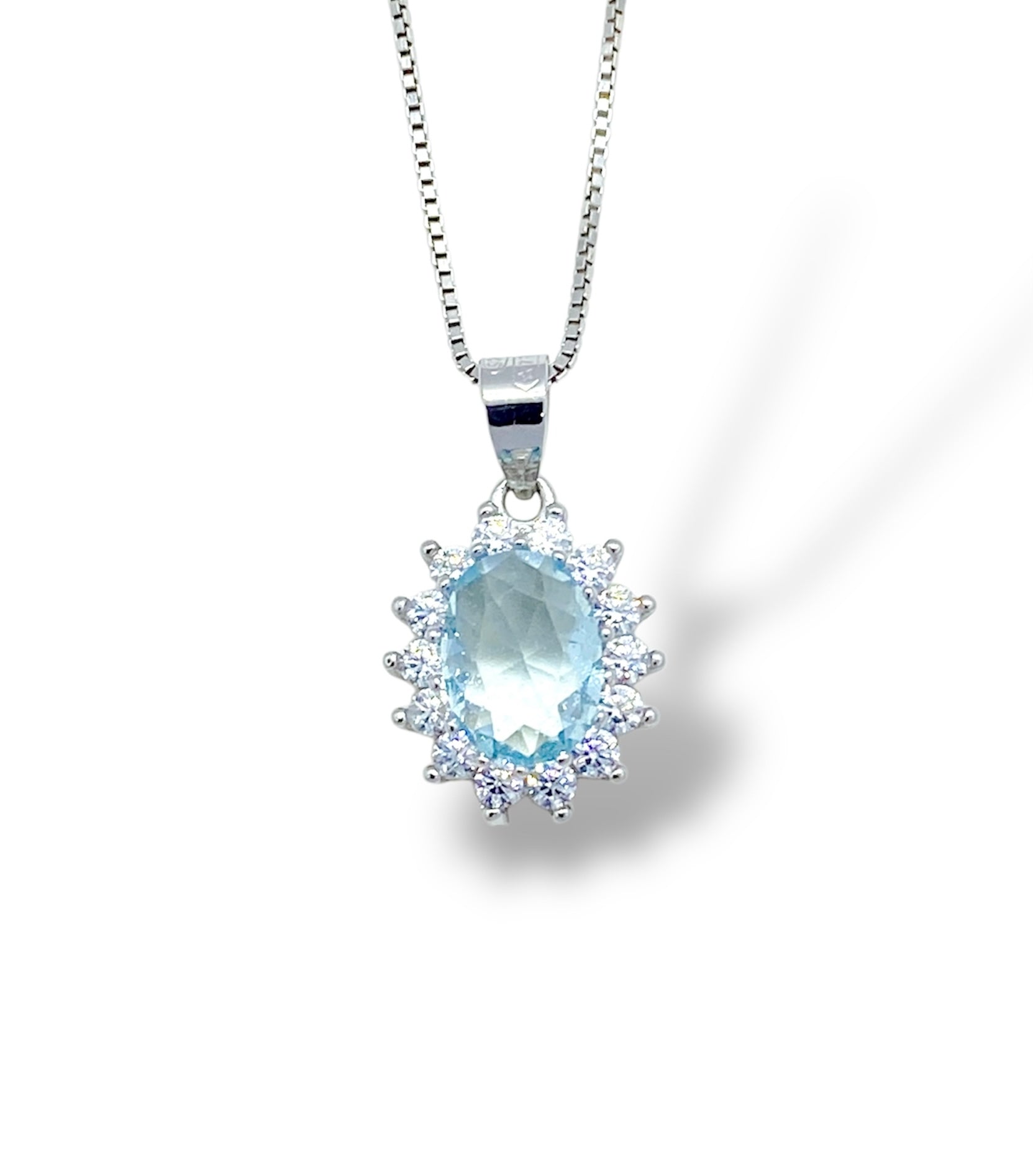 Collana con giro scintillante e acquamarina naturale