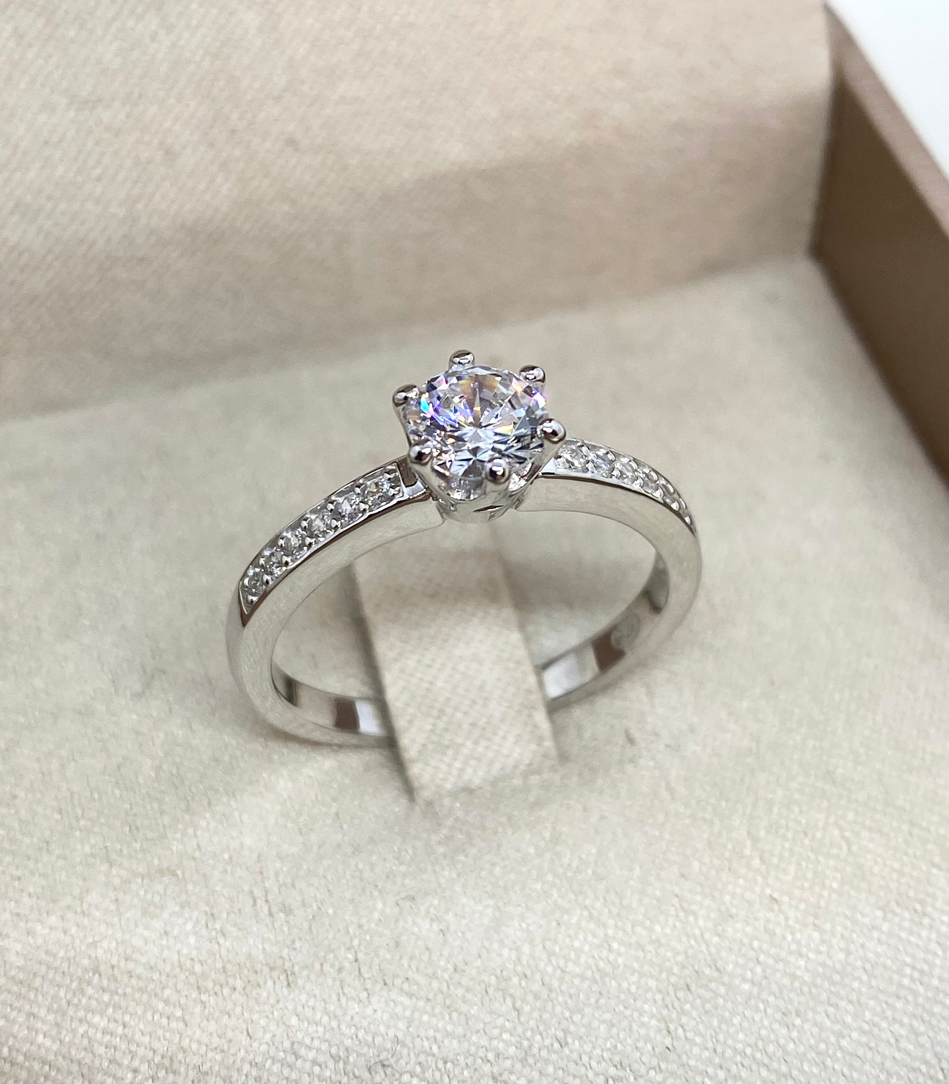 Anello Solitario Luce con pavé laterale