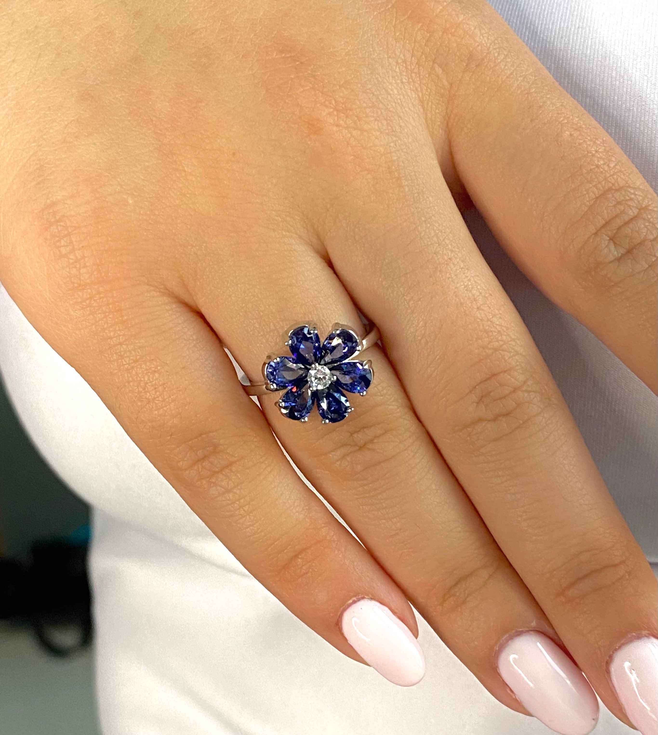 Anello petali blu luccicanti