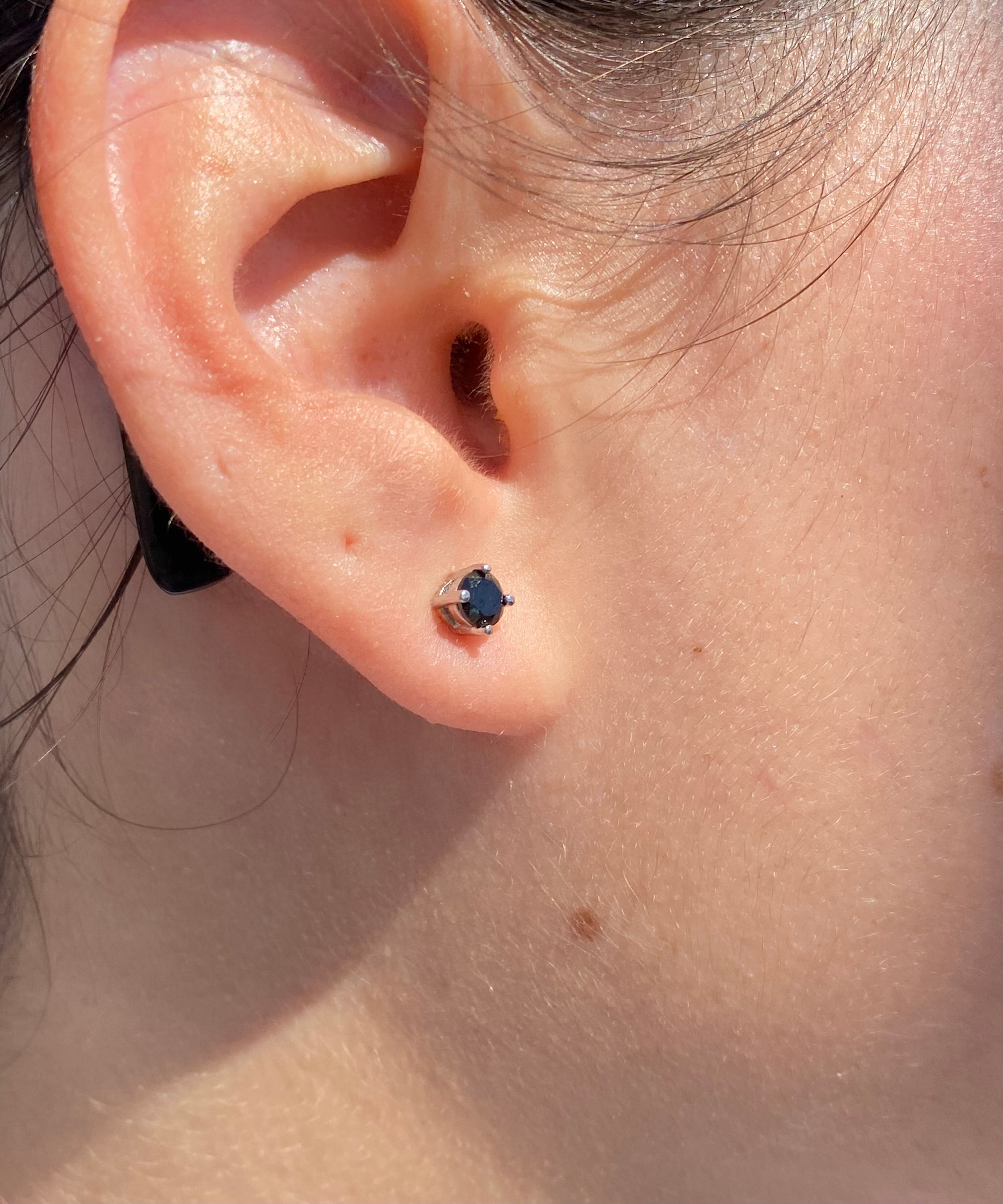 Orecchini punto luce 3mm zircone nero