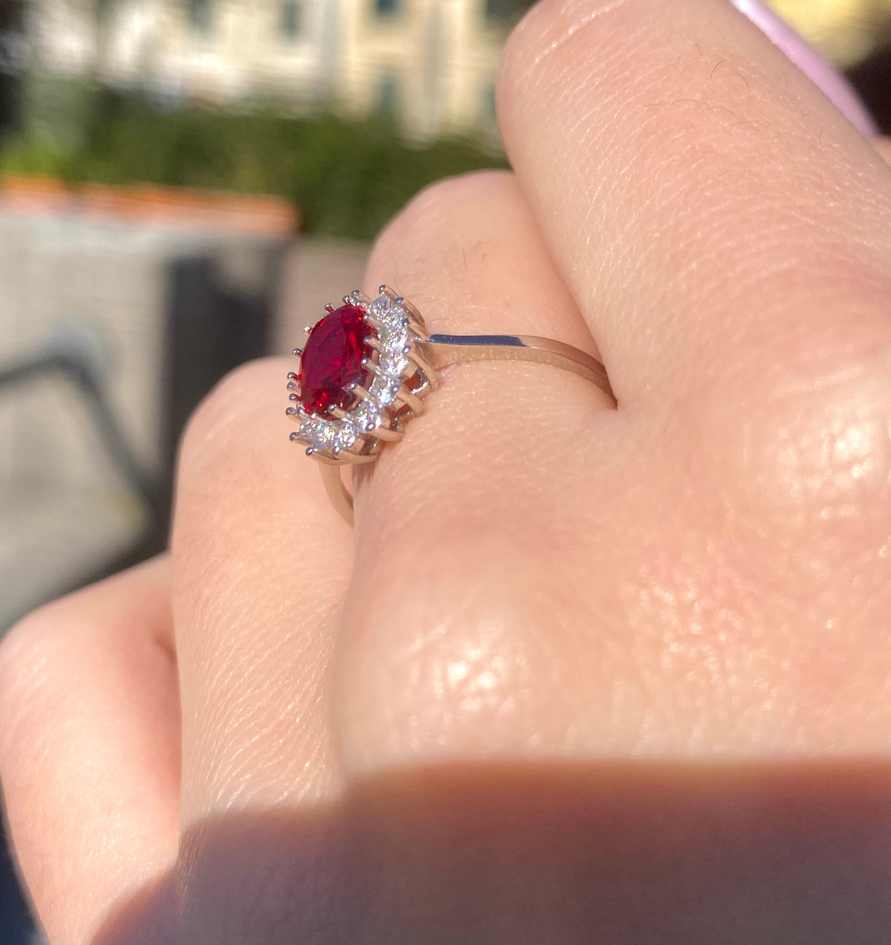 Anello luminoso rosso rubino