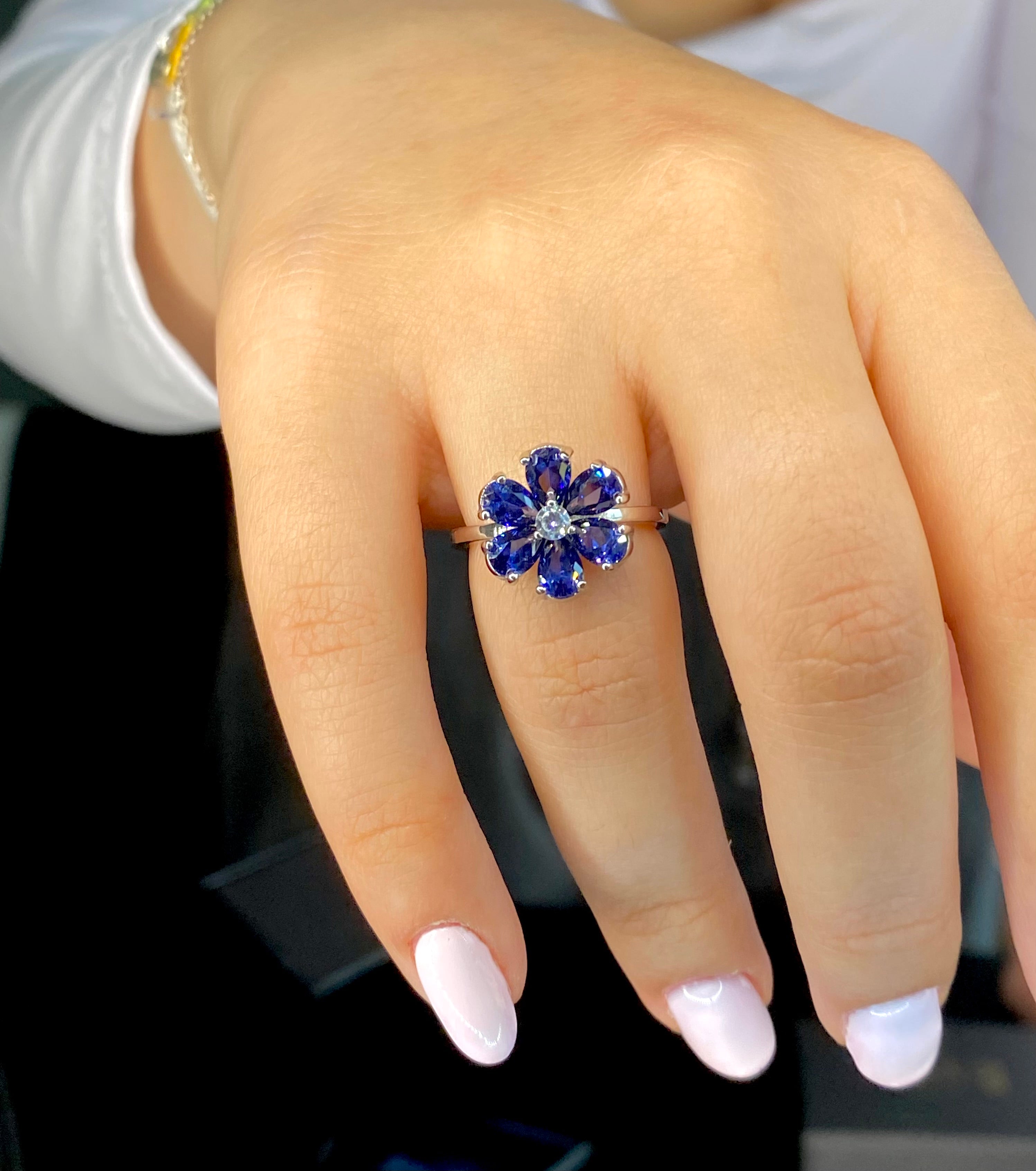 Anello petali blu luccicanti