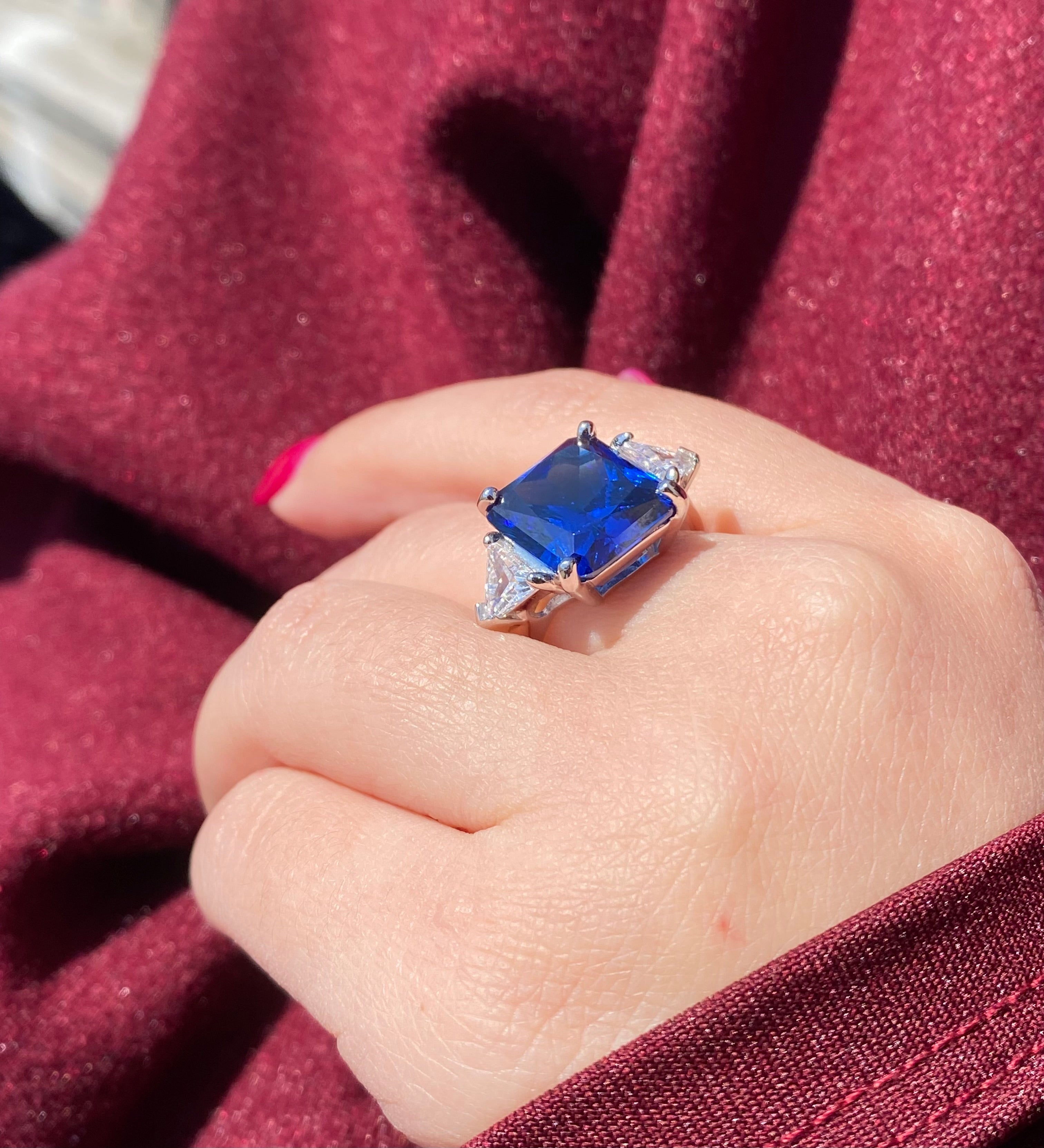 Anello zaffiro sintetico con triangoli luminosi