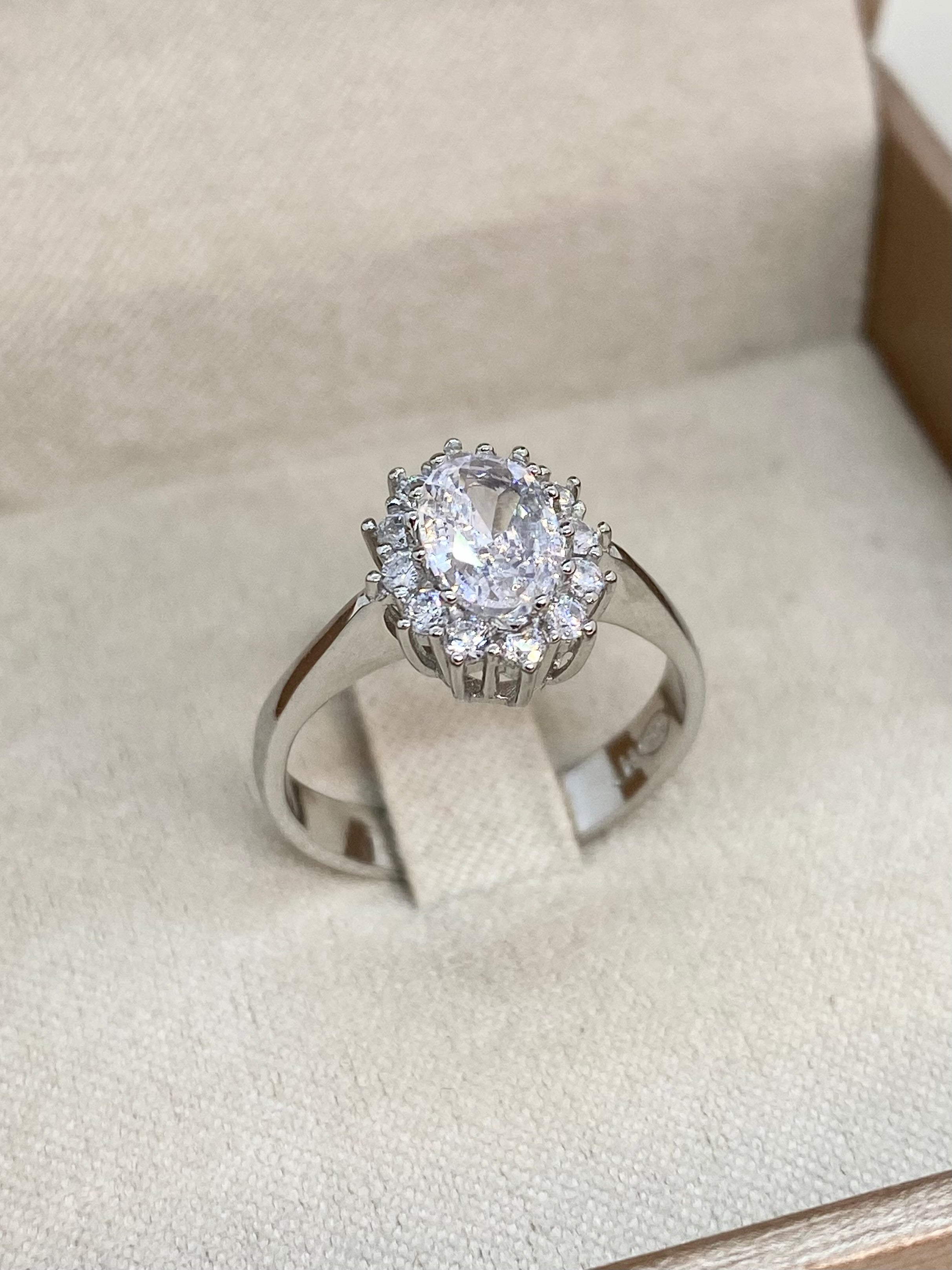 Anello Ovale scintillante