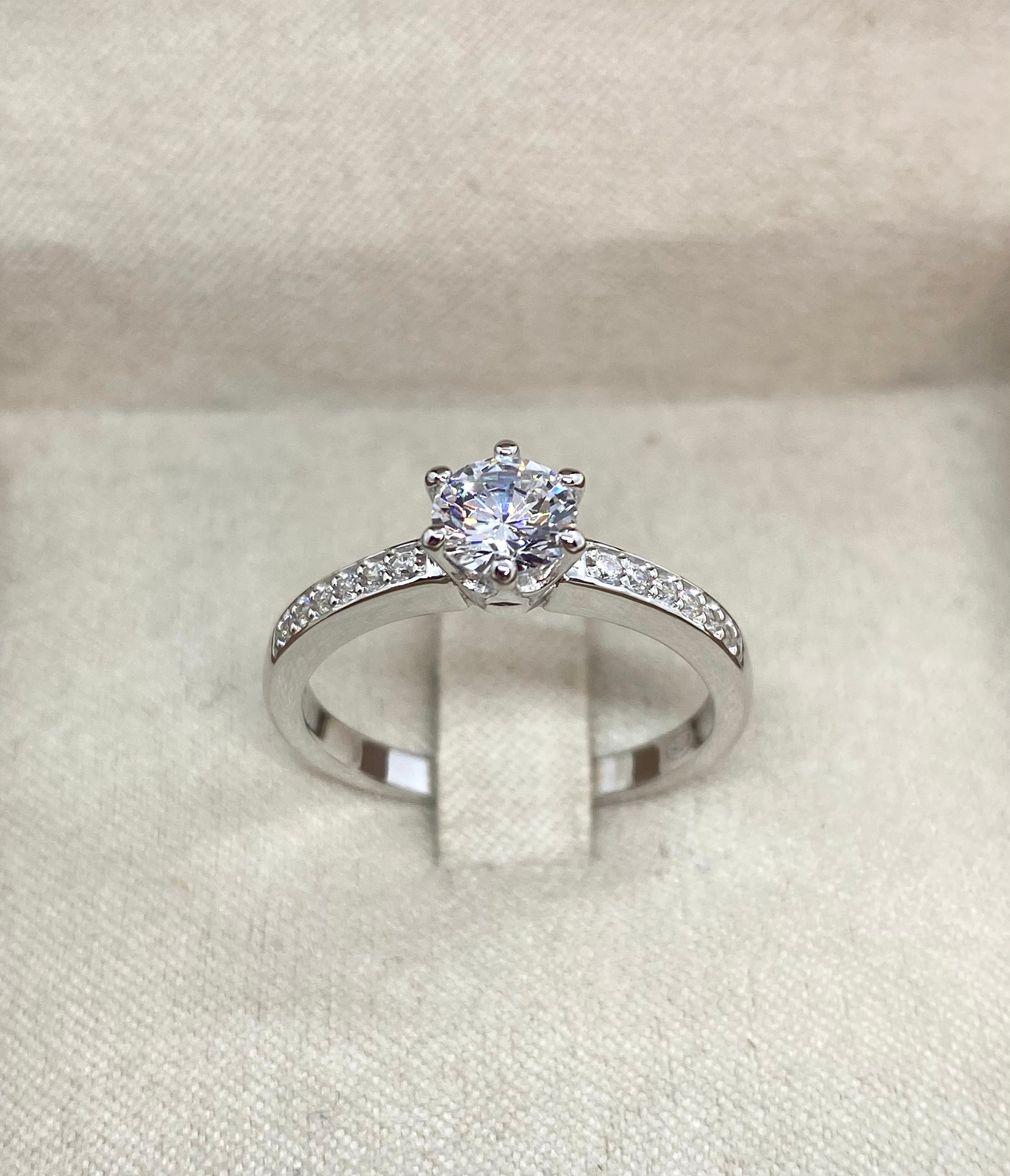 Anello Solitario Luce con pavé laterale