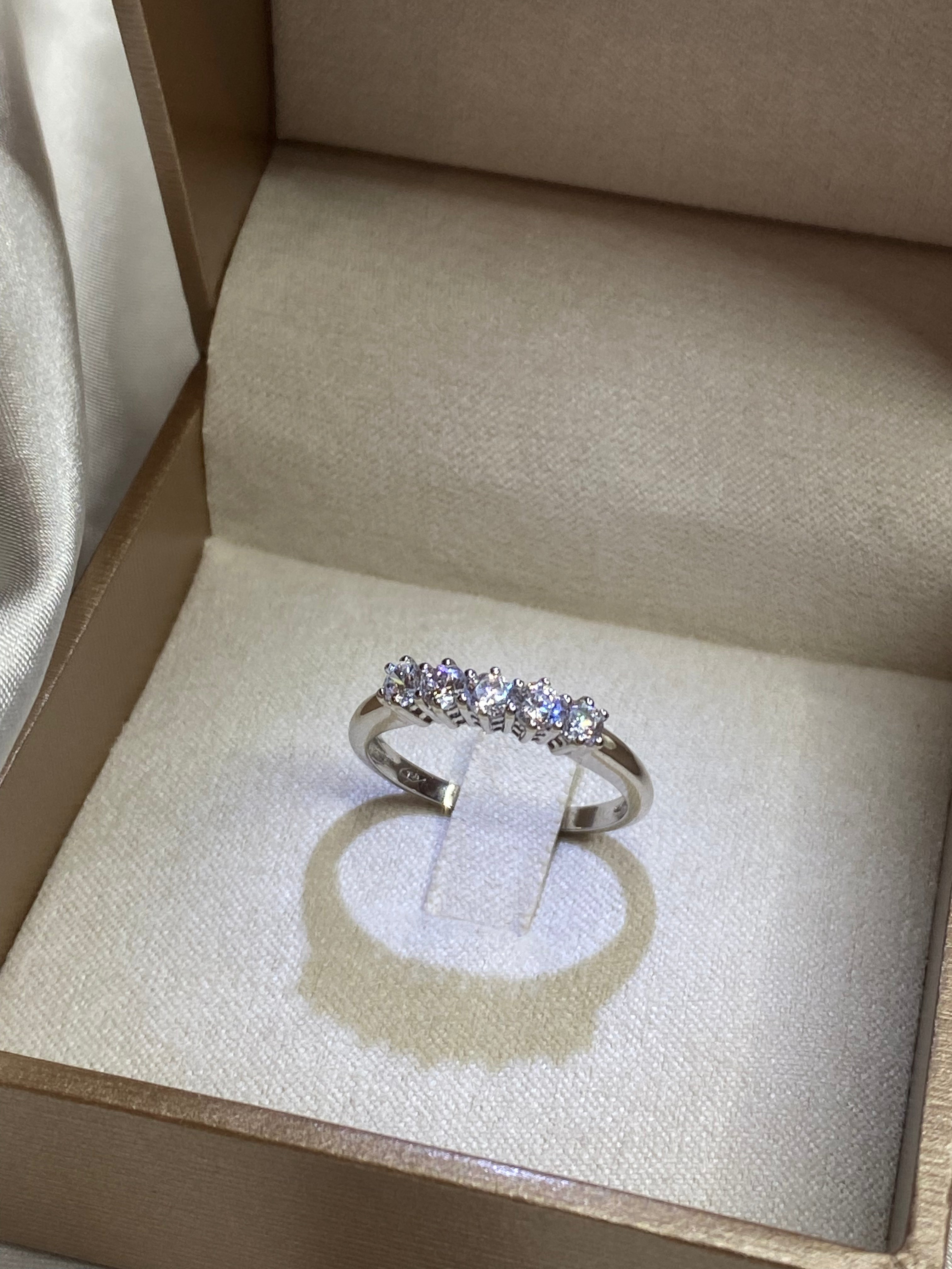 Veretta ring in white gold
